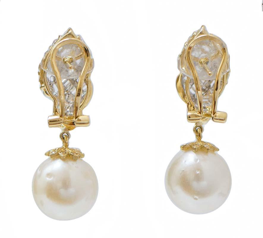 Rétro Boucles d'oreilles en or jaune 18 carats, diamants et perles de 12,5 mm en vente