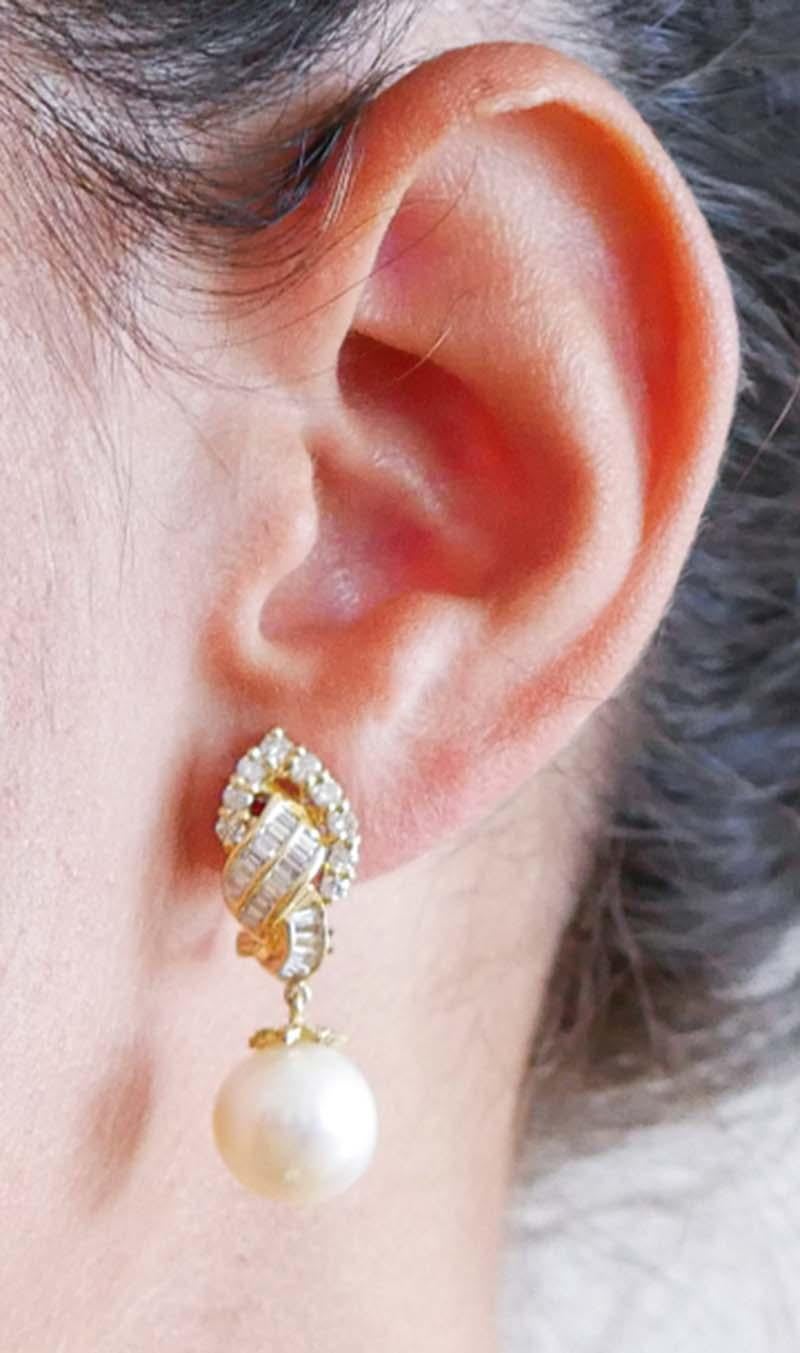 Boucles d'oreilles en or jaune 18 carats, diamants et perles de 12,5 mm Bon état - En vente à Marcianise, Marcianise (CE)