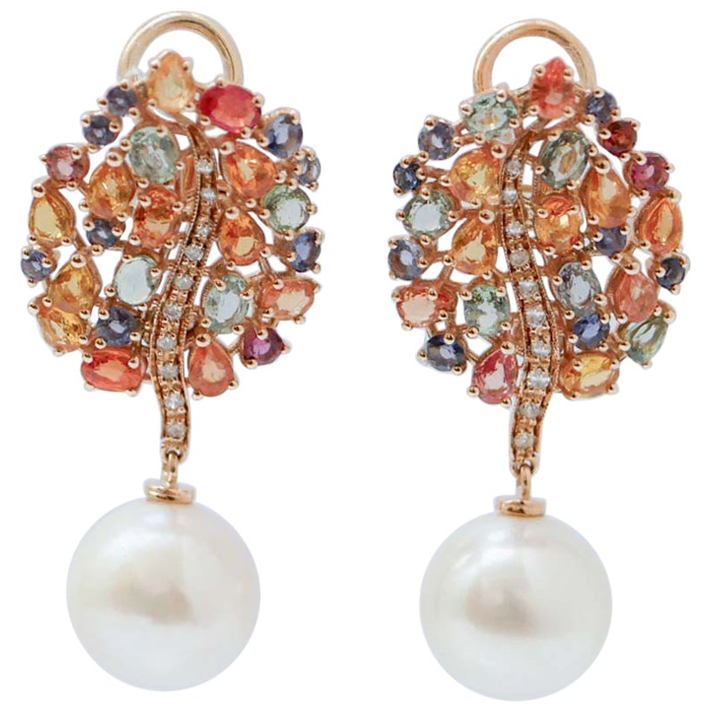 Boucles d
oreilles en or rose 14 carats, perles de 12,5 mm, saphirs multicolores et diamants