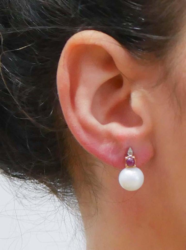 Taglio misto Orecchini da 12,5 mm con perle, rubini, diamanti, oro rosa 14 carati. in vendita