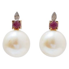 12,5 mm Perlen, Rubine, Diamanten, Ohrringe aus 14 Karat Roségold.