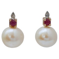 Orecchini da 12,5 mm con perle, rubini, diamanti, oro rosa 14 carati.