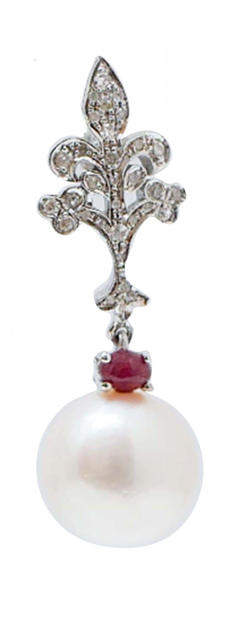 
Amazing earrings in 14 kt white gold structure mounted with diamonds for all the length . As pendant, a pearl and, on it, a ruby.
These earrings were totally handmade by Italian master goldsmiths and they are in perfect conditions.
Diamonds 0.46