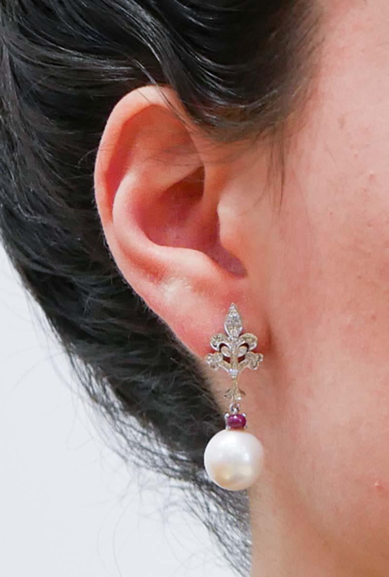 12.5 Mm Pearls, Rubies, Diamonds, 14 Karat White Gold Earrings. In Good Condition In Marcianise, Marcianise (CE)