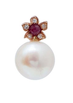 Orecchini da 12.5 mm con perle, rubini, diamanti e oro rosa.