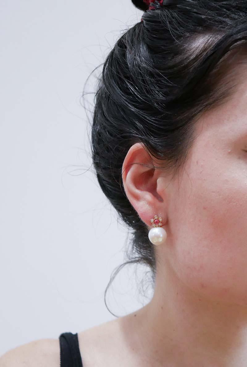 Taglio misto Orecchini da 12,5 mm con perle, rubini, diamanti e oro rosa. in vendita