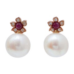 Orecchini da 12.5 mm con perle, rubini, diamanti e oro rosa.