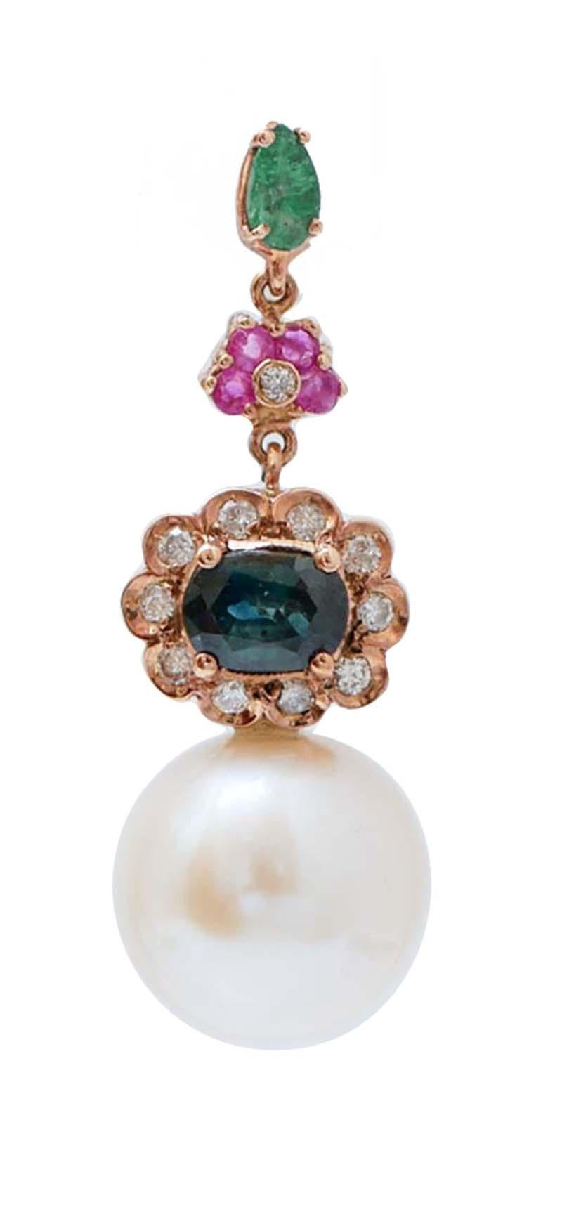 Amazing earrings in 14 kt rose gold structure mounted with an emerald in the upper part; in the middle, a flower of rubies and diamond. Below, a sapphire surrounded by diamonds. As pendant, a white pearl.
These earrings were totally handmade by