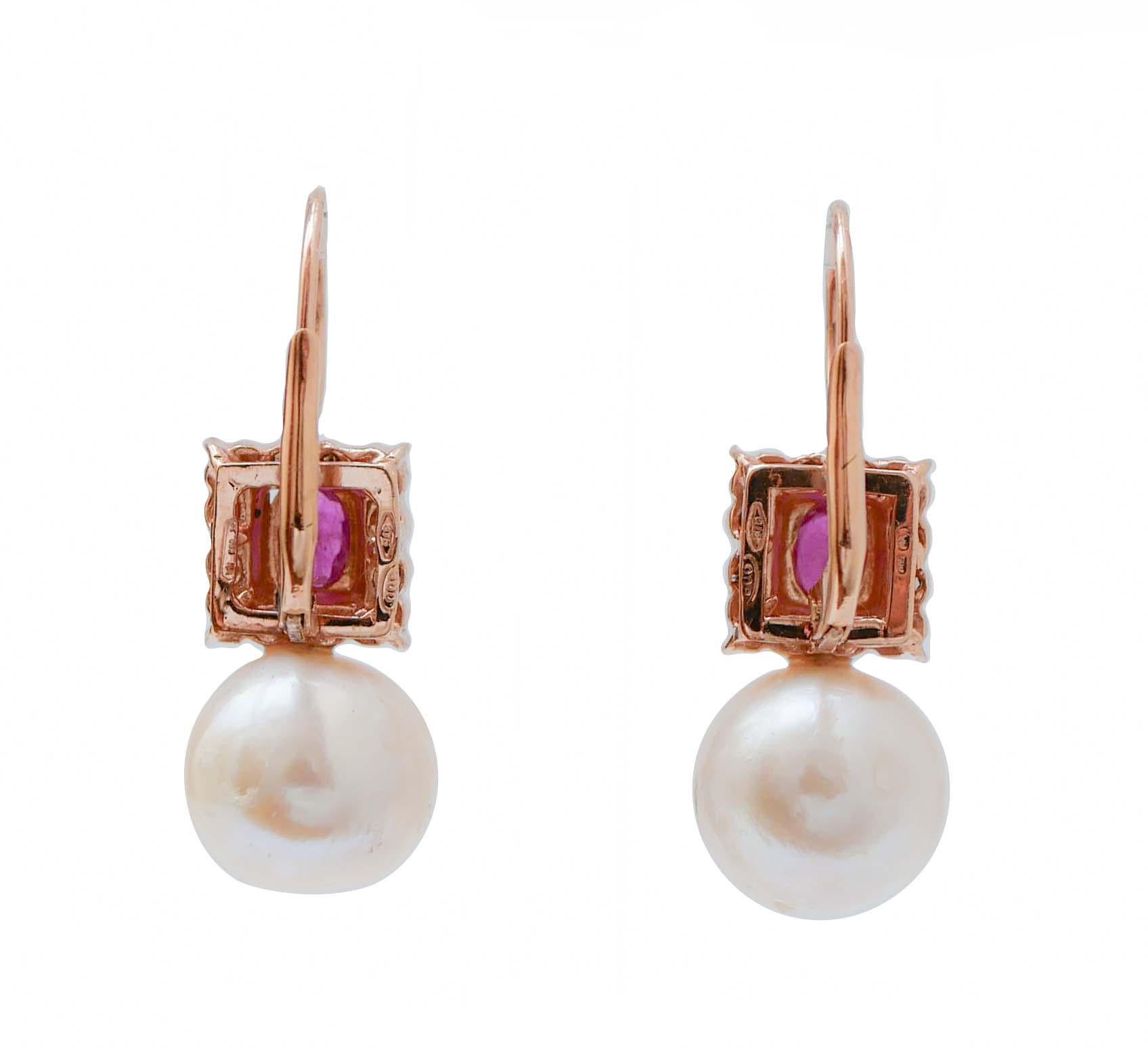 Pendientes de 12.5 mm de perlas blancas, rubíes, diamantes, oro rosa y plata. Retro en venta