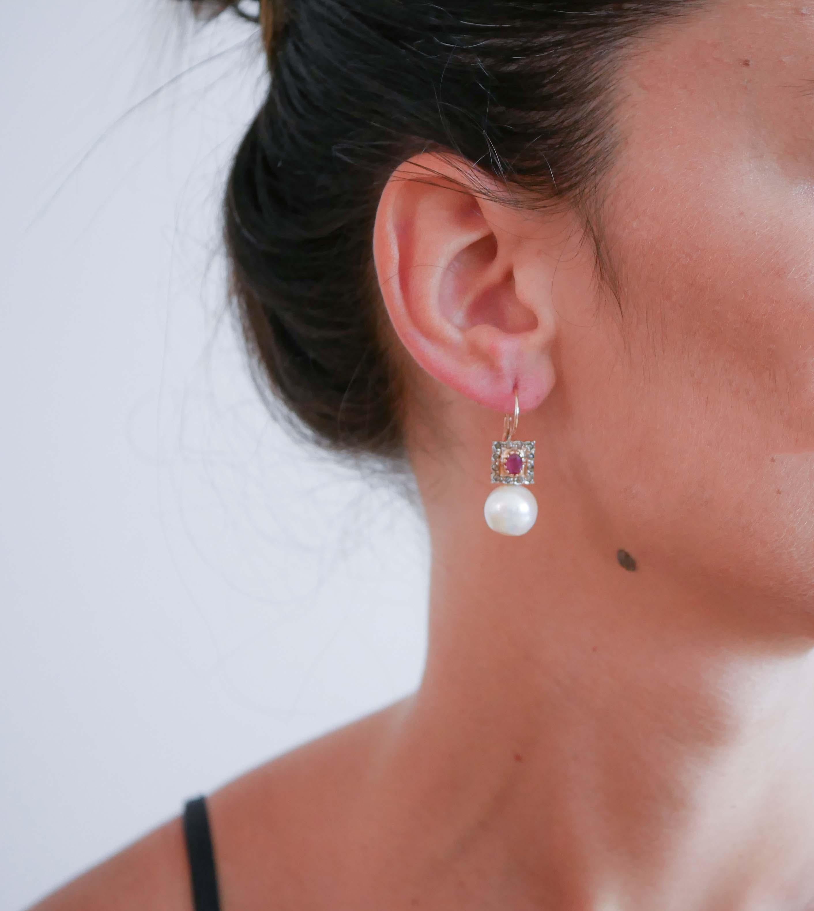 Pendientes de 12.5 mm de perlas blancas, rubíes, diamantes, oro rosa y plata. Corte mixto en venta