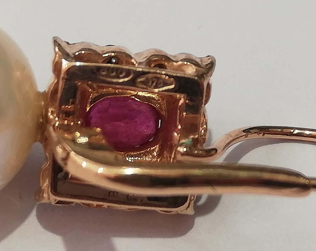 De las mujeres Pendientes de 12.5 mm de perlas blancas, rubíes, diamantes, oro rosa y plata. en venta