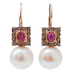 Pendientes de 12.5 mm de perlas blancas, rubíes, diamantes, oro rosa y plata.