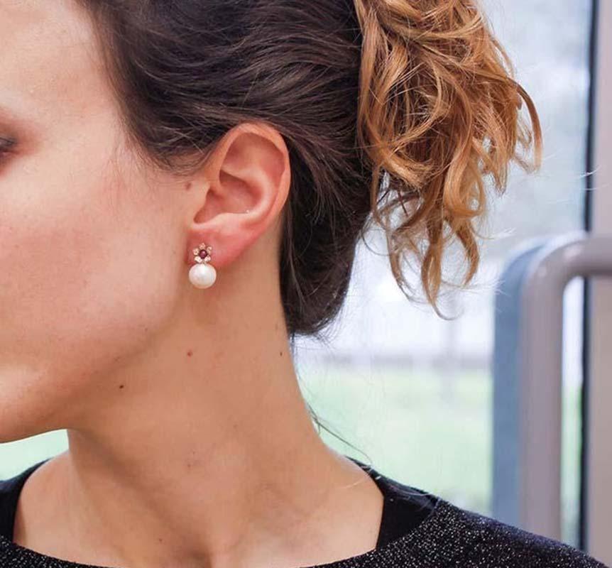 Pendientes de perlas blancas, rubíes, diamantes y flor de oro rosa de 12.5 mm. Corte mixto