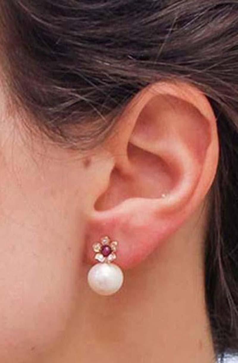 Pendientes de perlas blancas, rubíes, diamantes y flor de oro rosa de 12.5 mm. en Nuevo Estado en Marcianise, Marcianise (CE)