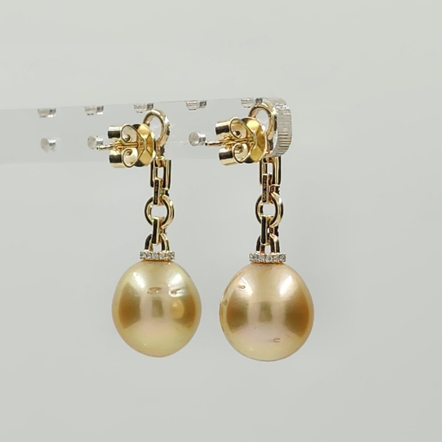 12.5 x 14mm Oval South Sea Pearl Diamond Dangle Earrings in 14 Karat Yellow Gold In New Condition For Sale In Hong Kong, HK