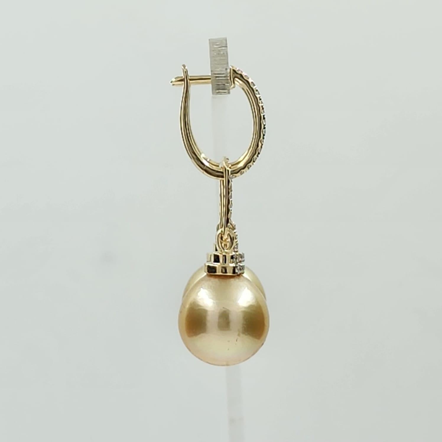 12.5 x 15mm Oval South Sea Pearl Diamond Dangle Earrings in 14 Karat Yellow Gold In New Condition For Sale In Hong Kong, HK