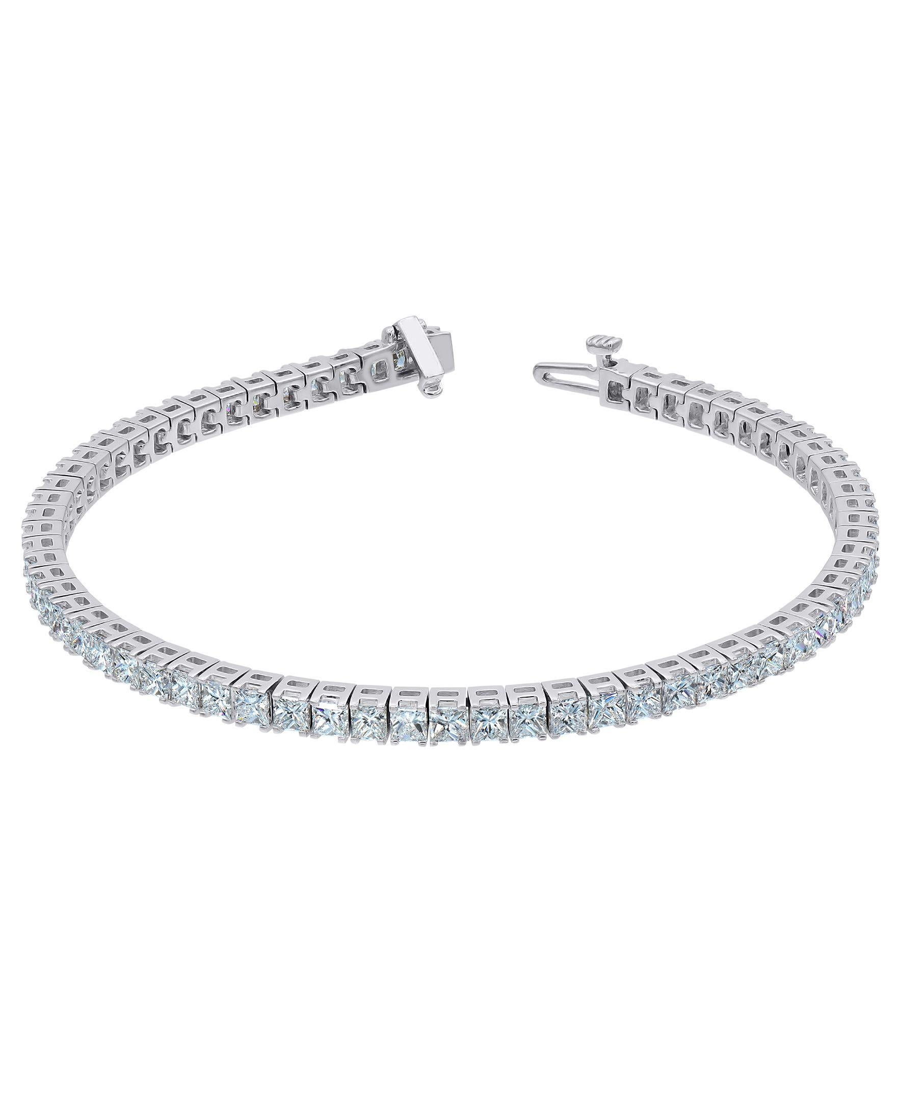 Lleva tu look de listo a resplandeciente con esta maravillosa pulsera tenis de diamantes. Elaborada en fresco oro blanco de 14 quilates, esta resplandeciente línea de diamantes de 1/4 ct. eleva cualquier look con brillo mostrando una hilera de