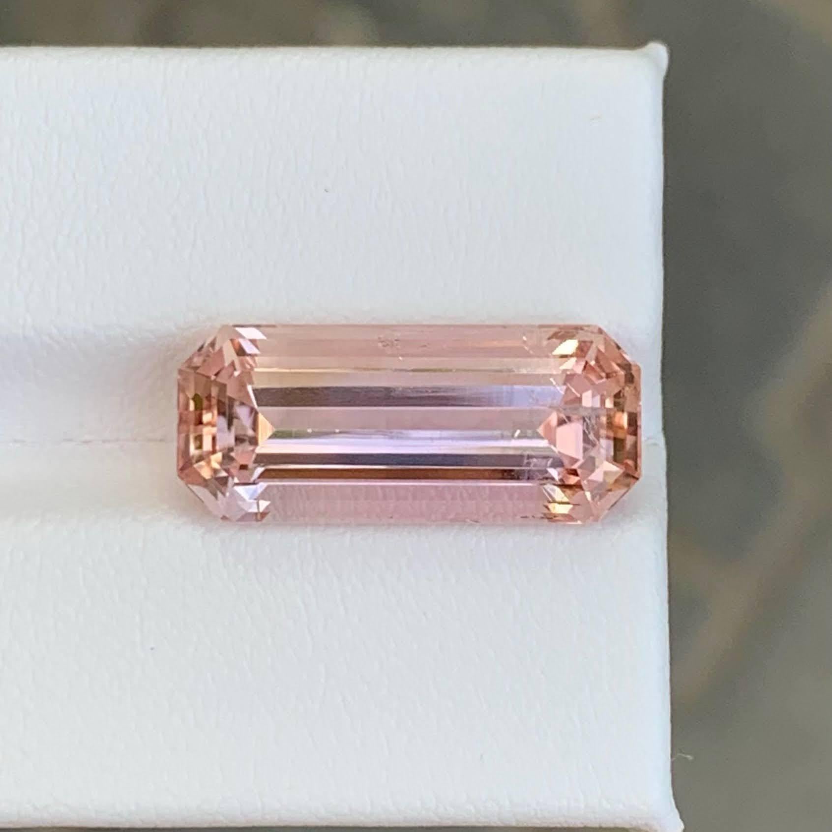 Gewicht 12,50 Karat 
Abmessungen 19,7x8,5x7,5mm
Behandlung Keine
Herkunft Pakistan 
Klarheit VVS 
Form Schliff Smaragd 





Dieser 12,50 Karat natürliche, lose rosa Imperialtopas ist ein wahrhaft seltener und fesselnder Edelstein, der aus den