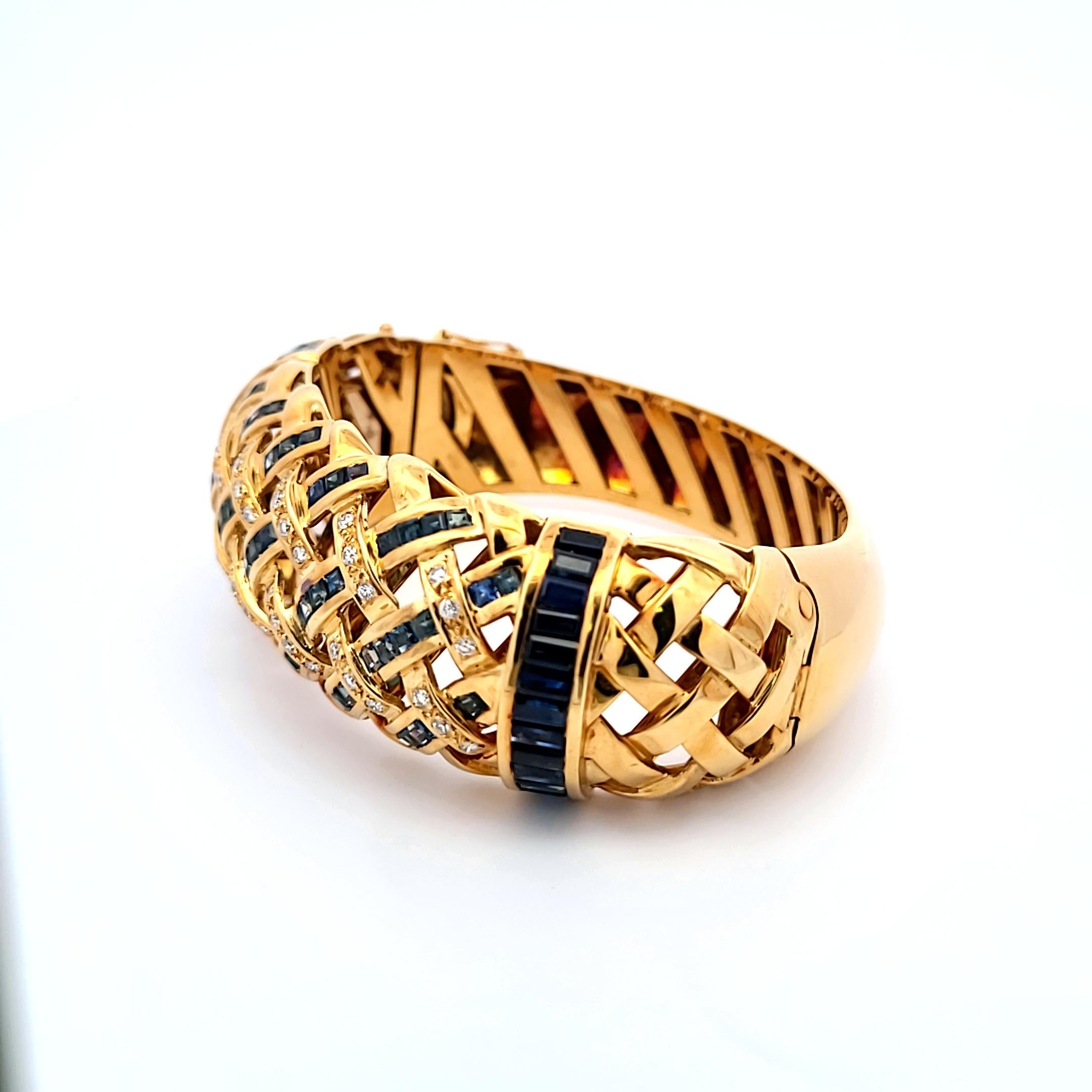 Zafiro de 12,50 quilates Diamante de 1,00 quilates Pulsera de brazalete de oro amarillo de 18 quilates Corte redondo en venta
