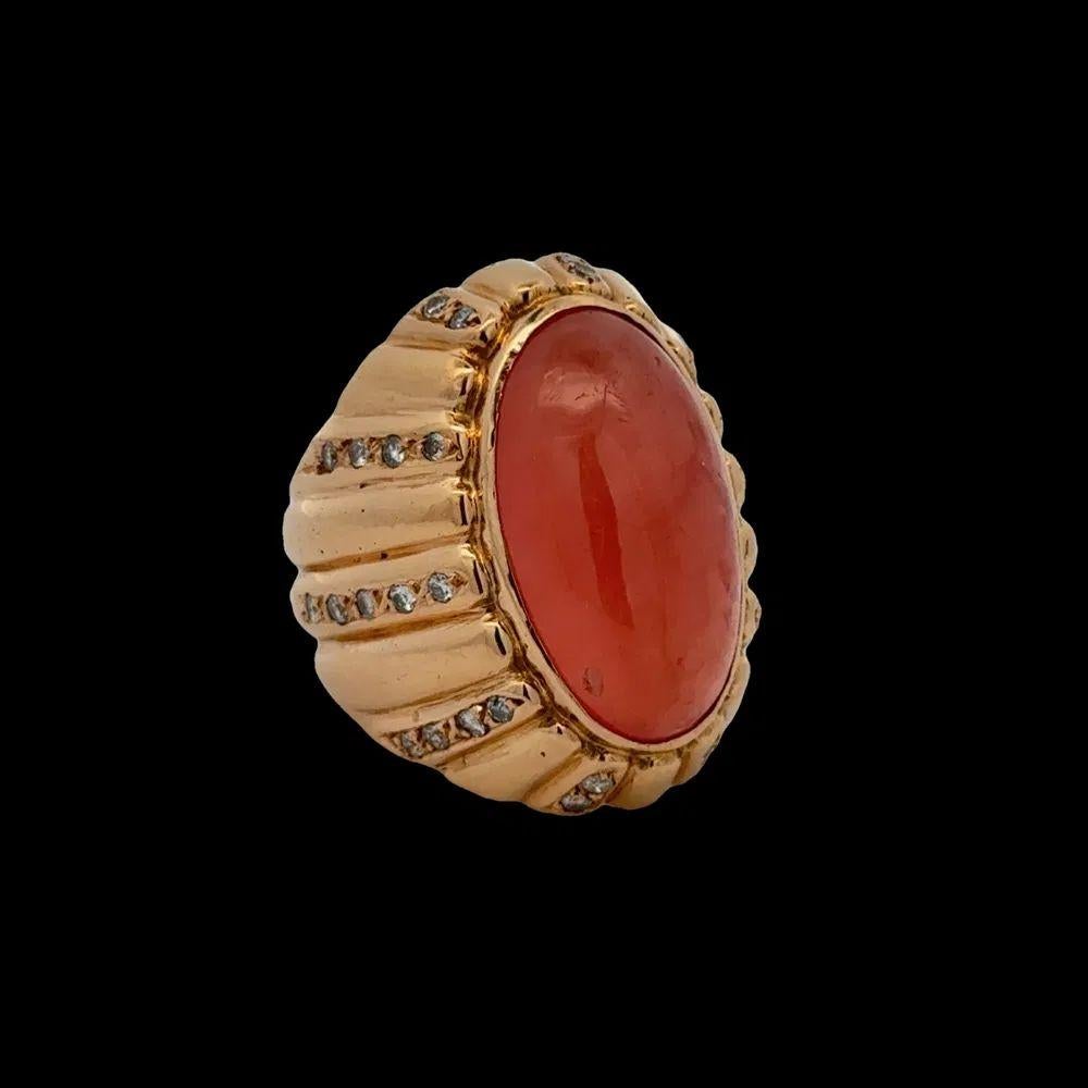 Tout simplement magnifique ! Bague de cocktail Bombay Vintage en rhodochrosite translucide et diamants. Au centre, une rhodochrosite translucide de 12,50 carats, sertie à la main, accentuée par des diamants, pesant environ 0,70 ctcw. Monture en or
