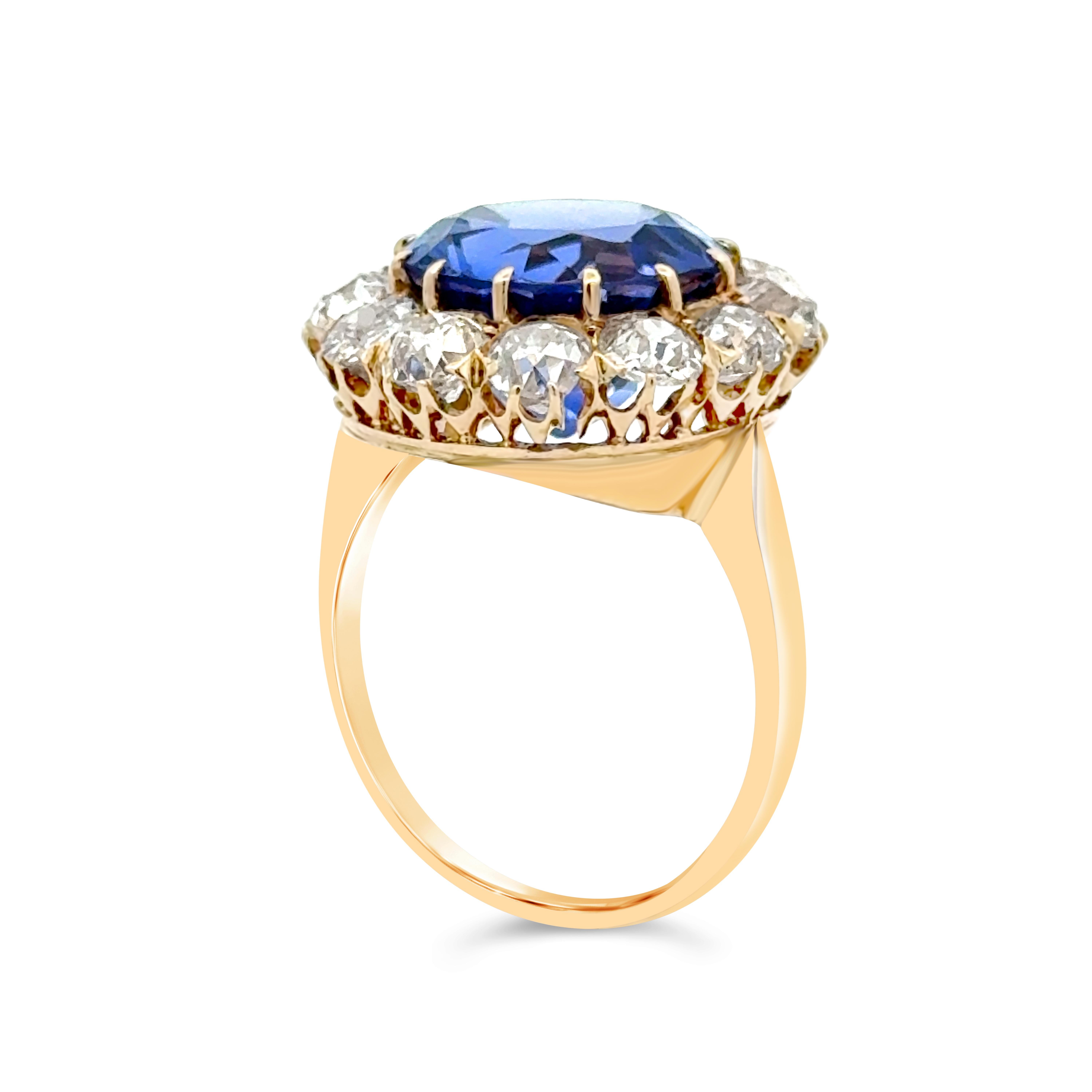 12.50 Carats Total Round Cut Sapphire & Diamond Antique Ring in Yellow Gold In Good Condition For Sale In New York, NY
