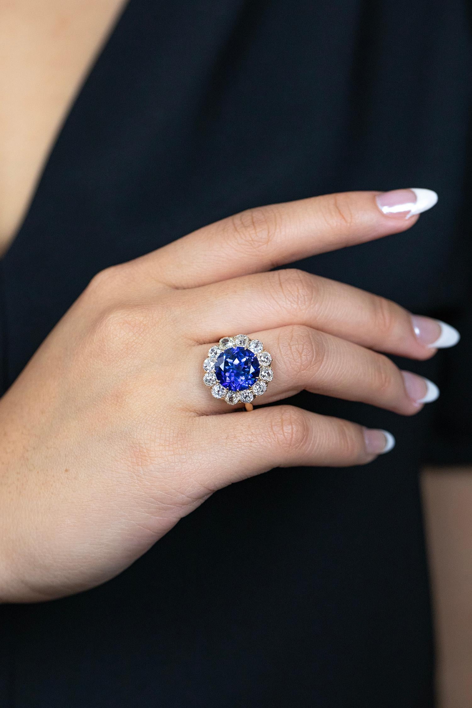 12.50 Carats Total Round Cut Sapphire & Diamond Antique Ring in Yellow Gold For Sale 1