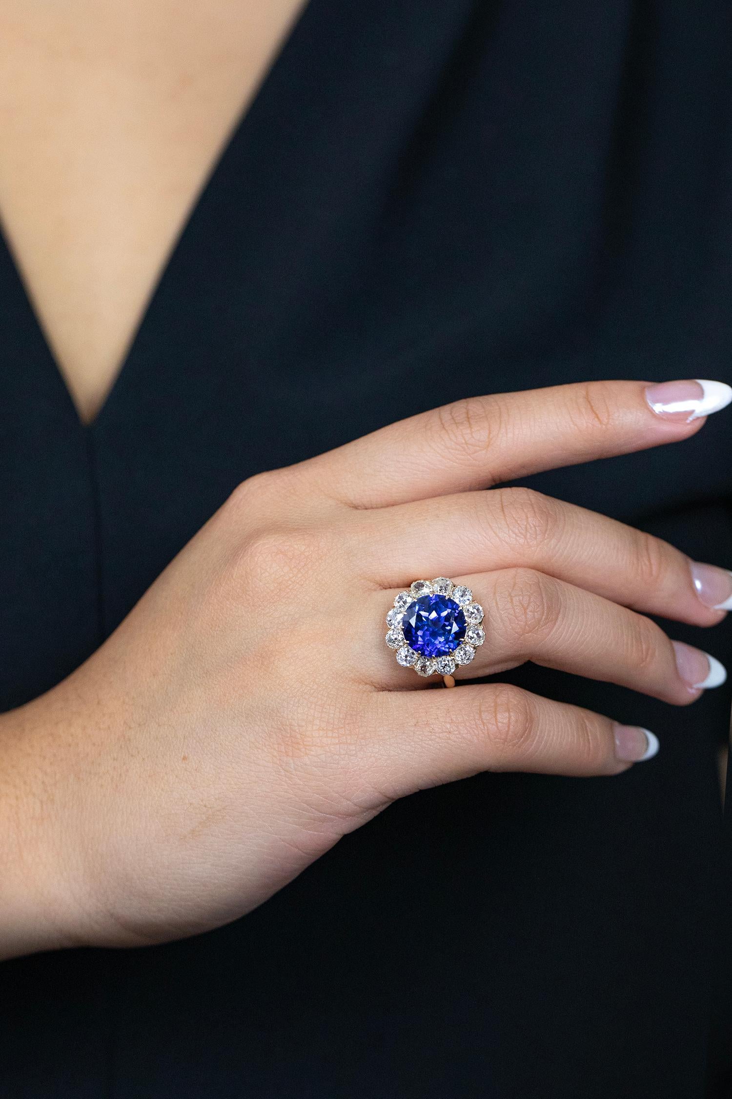 12.50 Carats Total Round Cut Sapphire & Diamond Antique Ring in Yellow Gold For Sale 2
