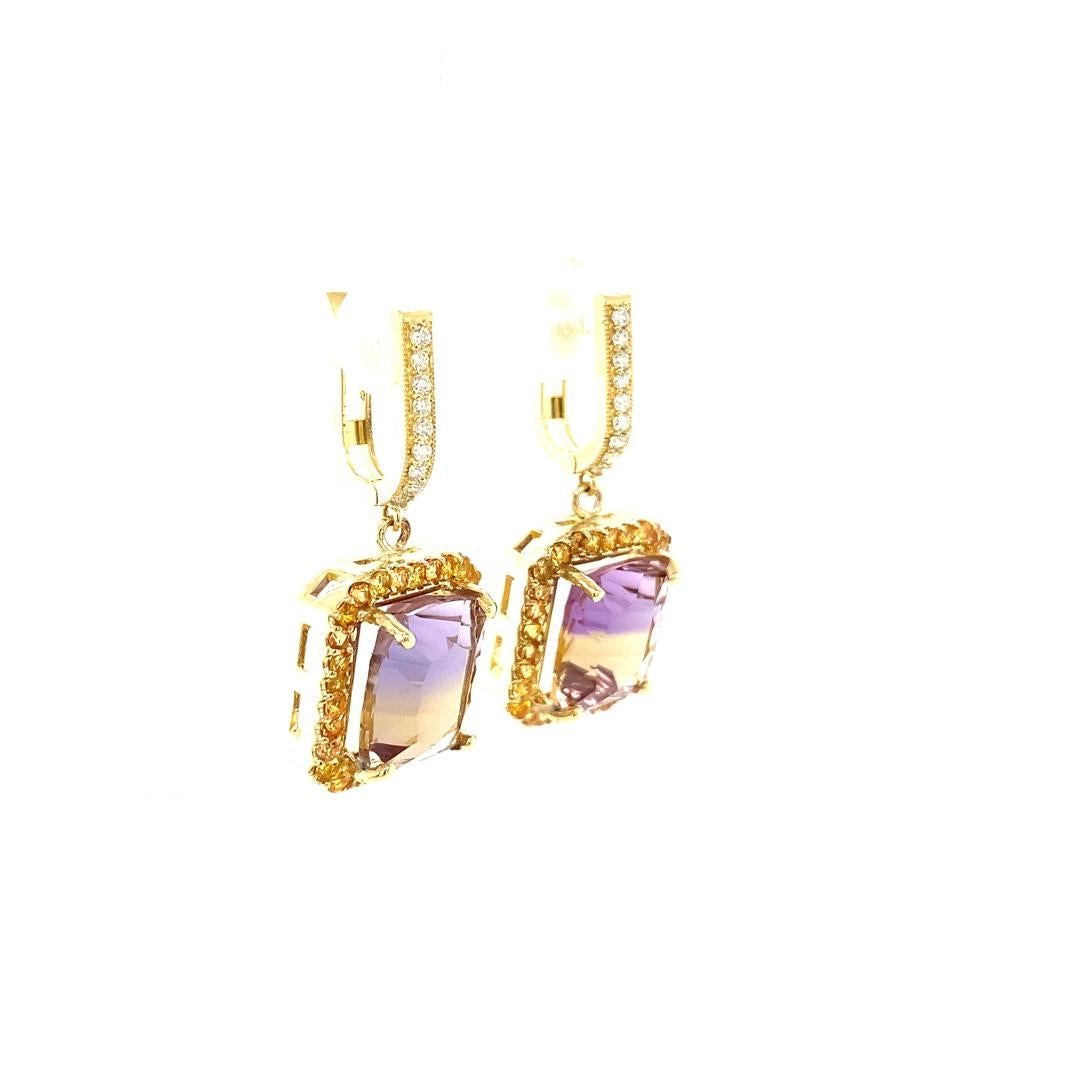 Taille coussin Boucles d'oreilles pendantes en or jaune 12.54 carats Amétrine Saphir Diamant en vente