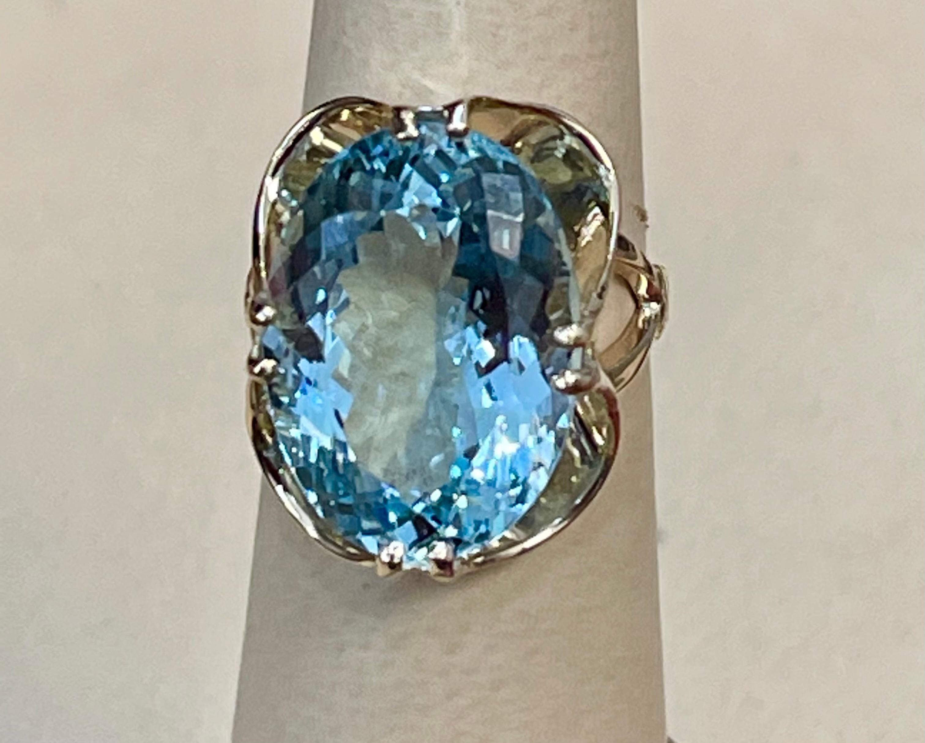 12.54 Carat Natural Oval Shape Aquamarine Cocktail Ring 14 Karat Yellow Gold For Sale 4