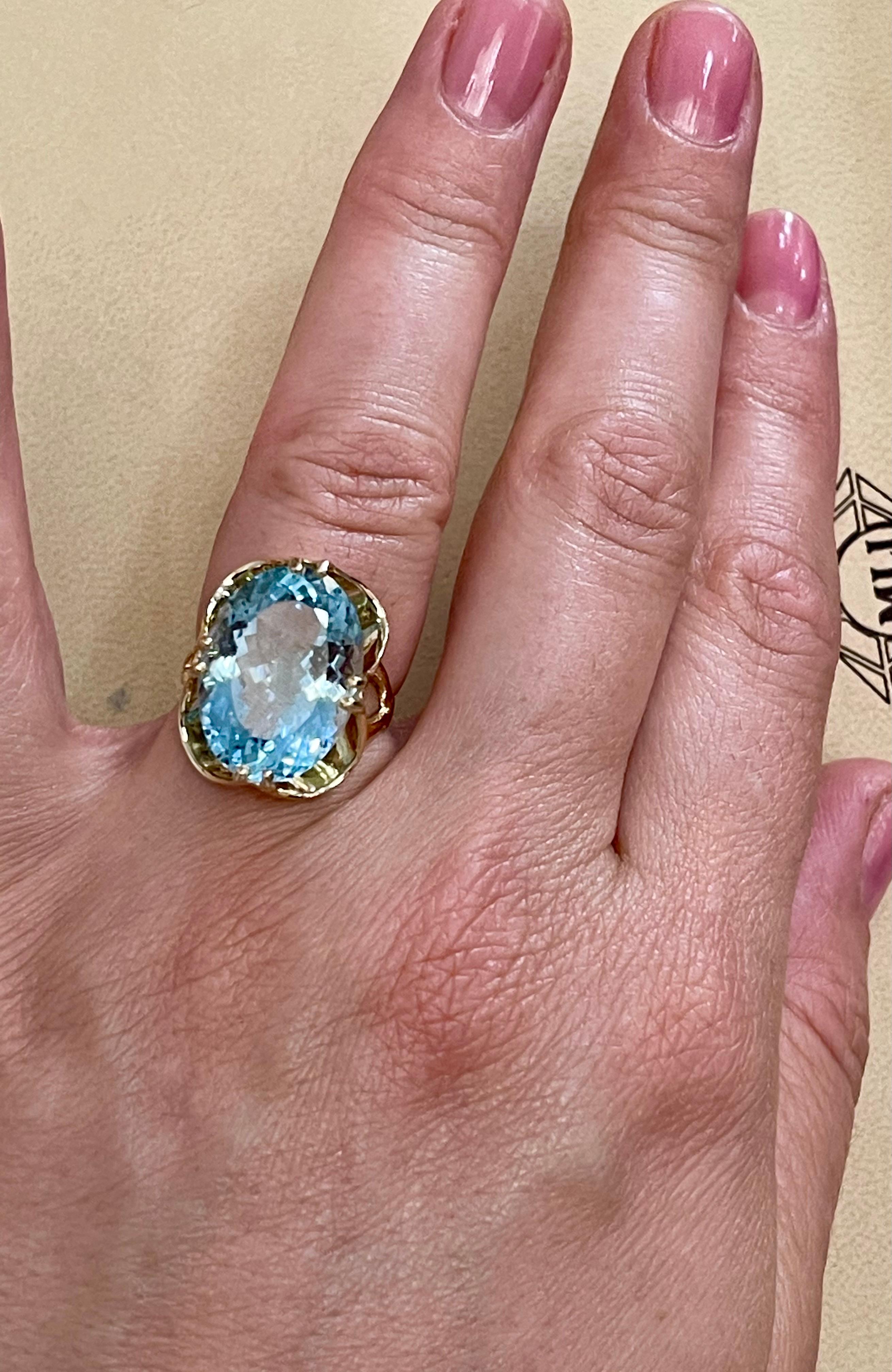 12.54 Carat Natural Oval Shape Aquamarine Cocktail Ring 14 Karat Yellow Gold For Sale 8