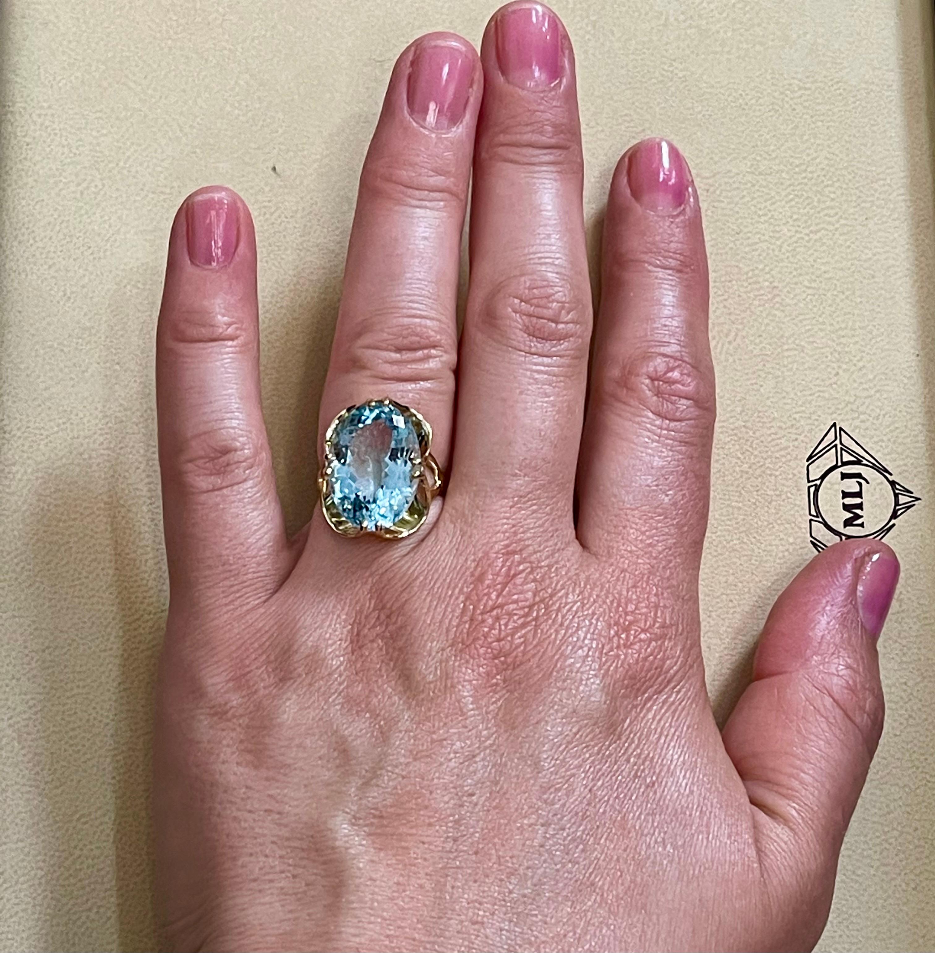 12.54 Carat Natural Oval Shape Aquamarine Cocktail Ring 14 Karat Yellow Gold For Sale 9