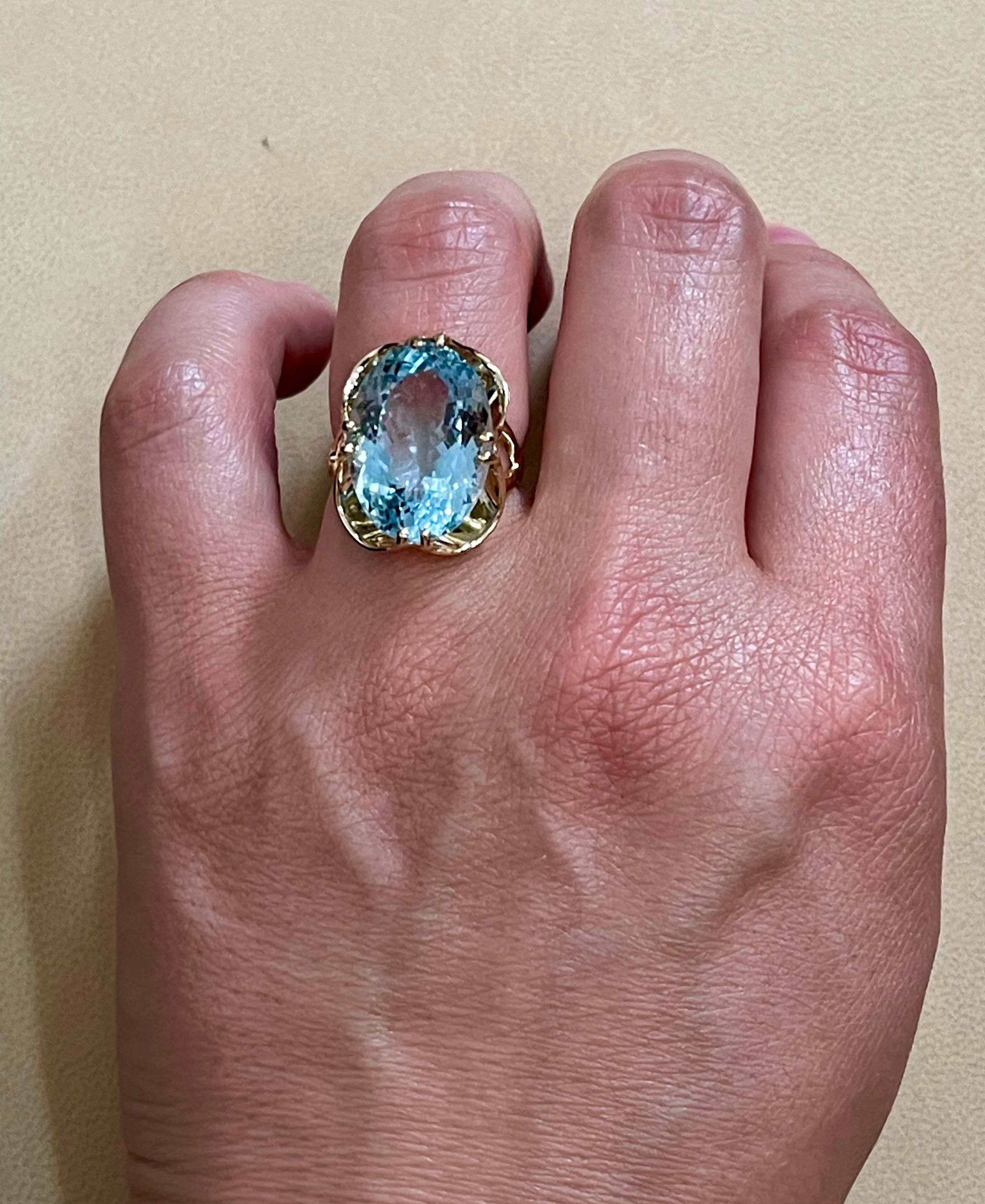 12.54 Carat Natural Oval Shape Aquamarine Cocktail Ring 14 Karat Yellow Gold For Sale 10