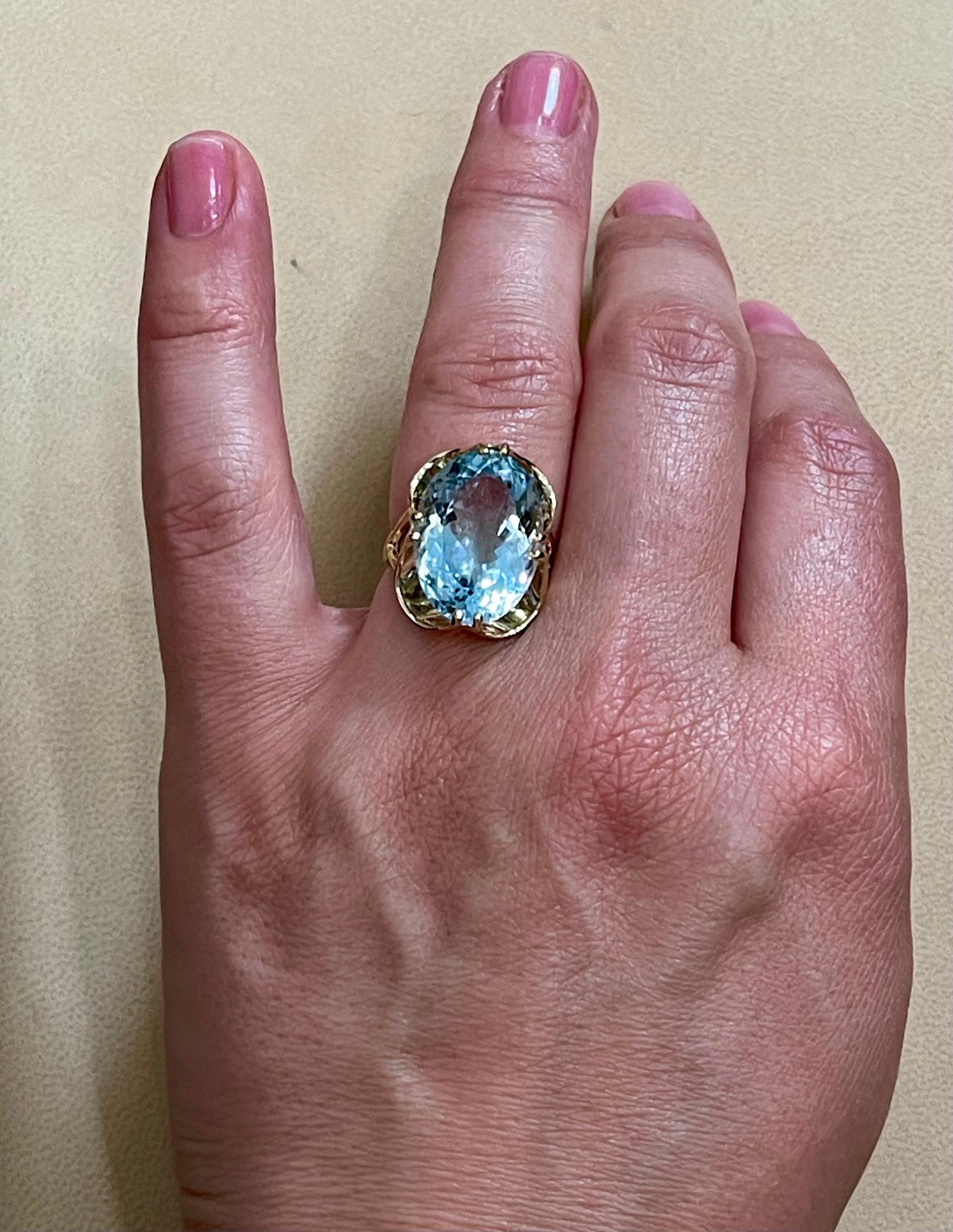 12.54 Carat Natural Oval Shape Aquamarine Cocktail Ring 14 Karat Yellow Gold For Sale 11
