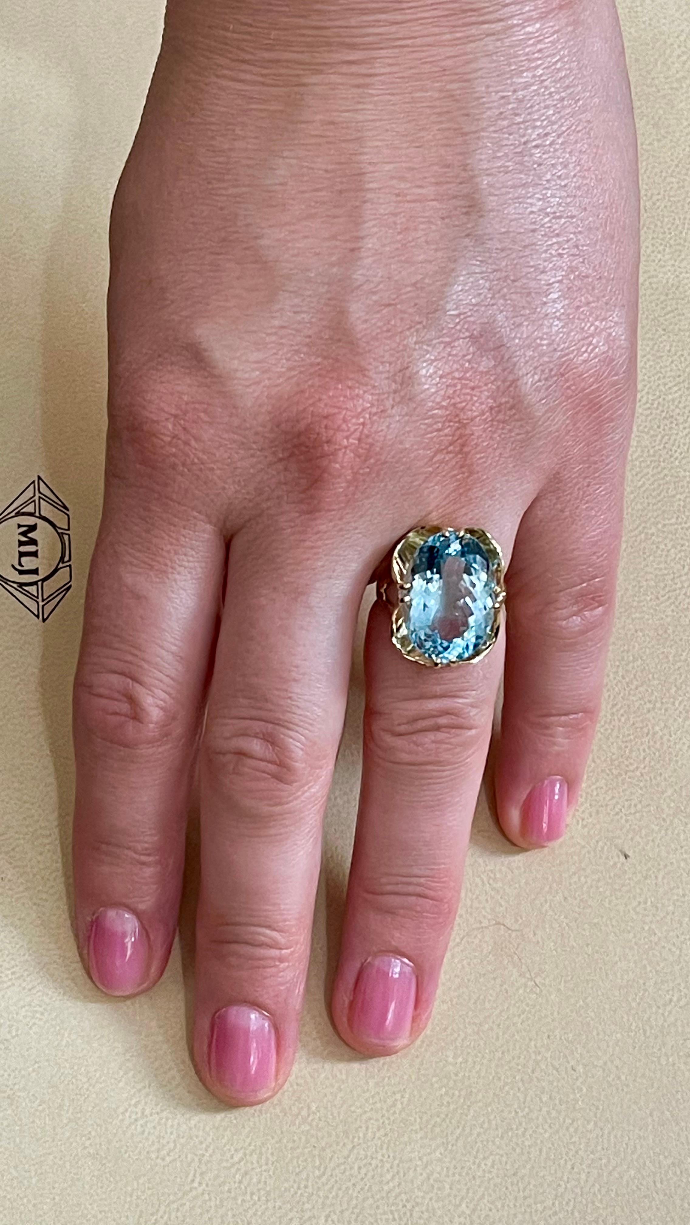 12.54 Carat Natural Oval Shape Aquamarine Cocktail Ring 14 Karat Yellow Gold For Sale 12