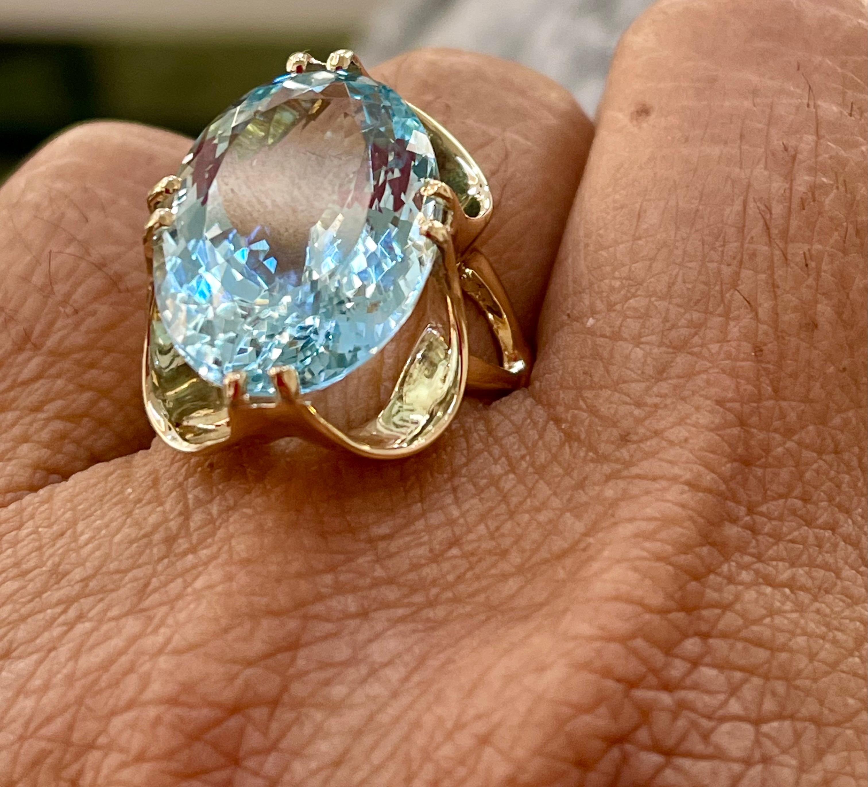 12.54 Carat Natural Oval Shape Aquamarine Cocktail Ring 14 Karat Yellow Gold In Excellent Condition For Sale In New York, NY