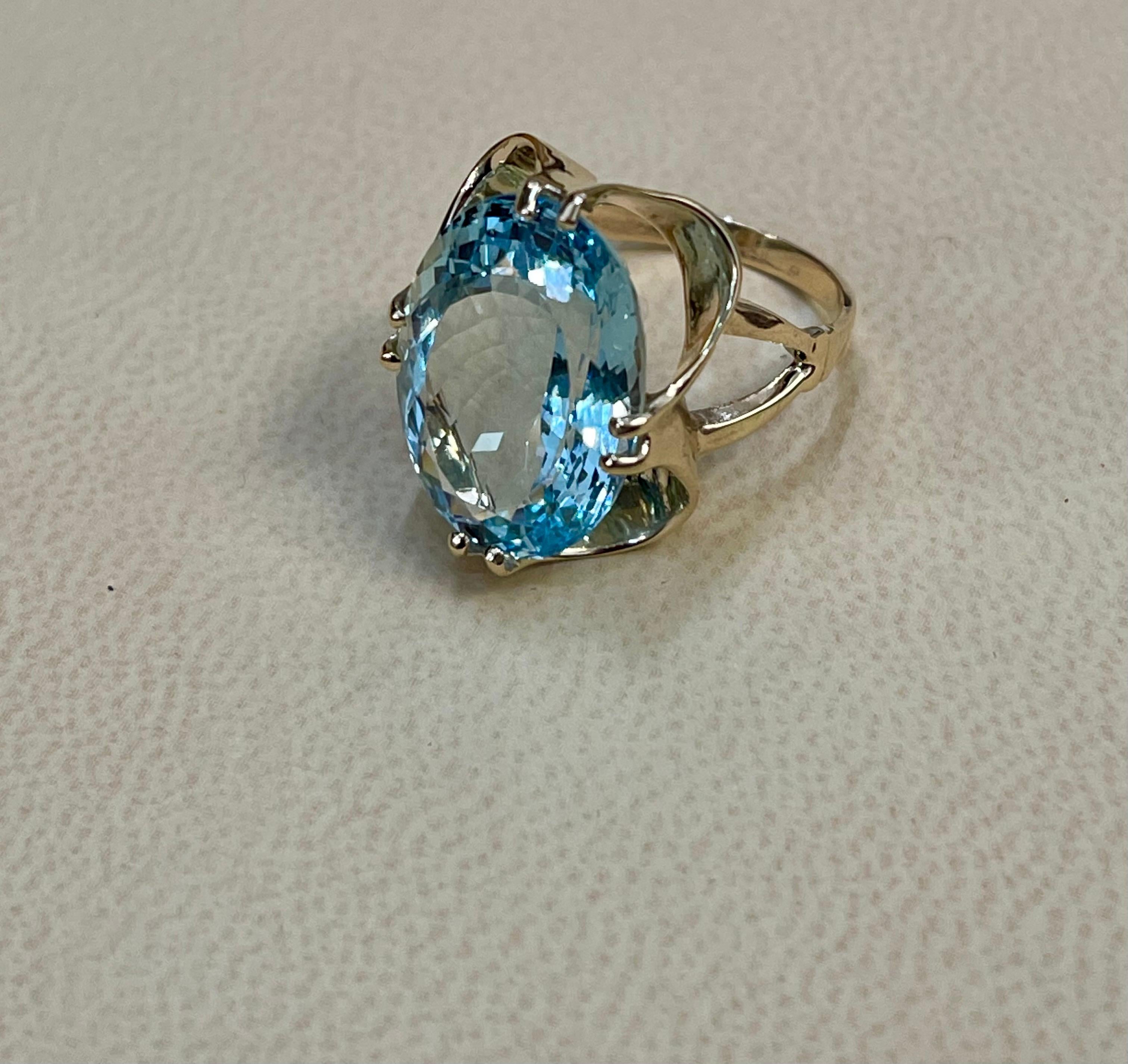 Women's 12.54 Carat Natural Oval Shape Aquamarine Cocktail Ring 14 Karat Yellow Gold For Sale