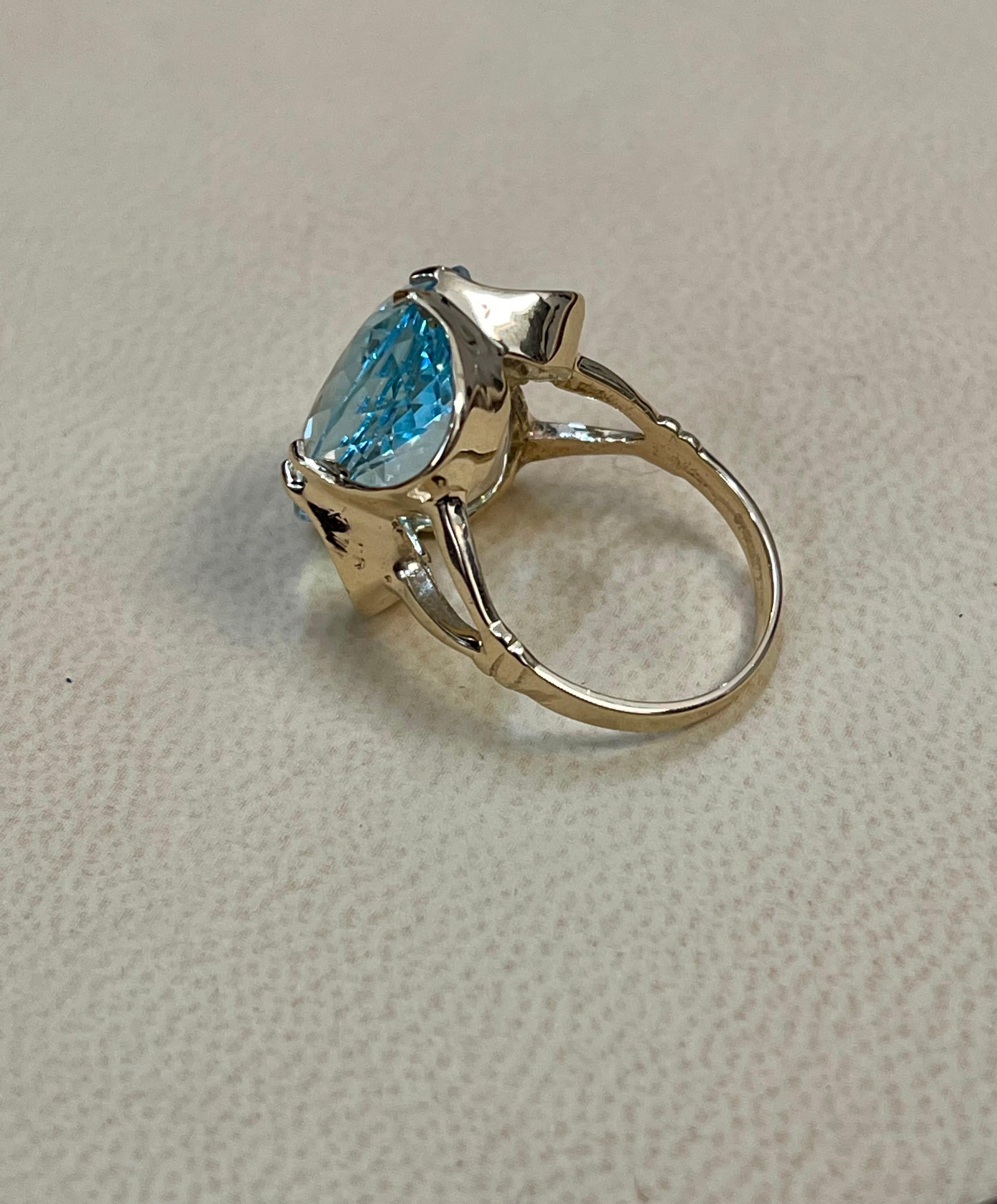 12.54 Carat Natural Oval Shape Aquamarine Cocktail Ring 14 Karat Yellow Gold For Sale 1
