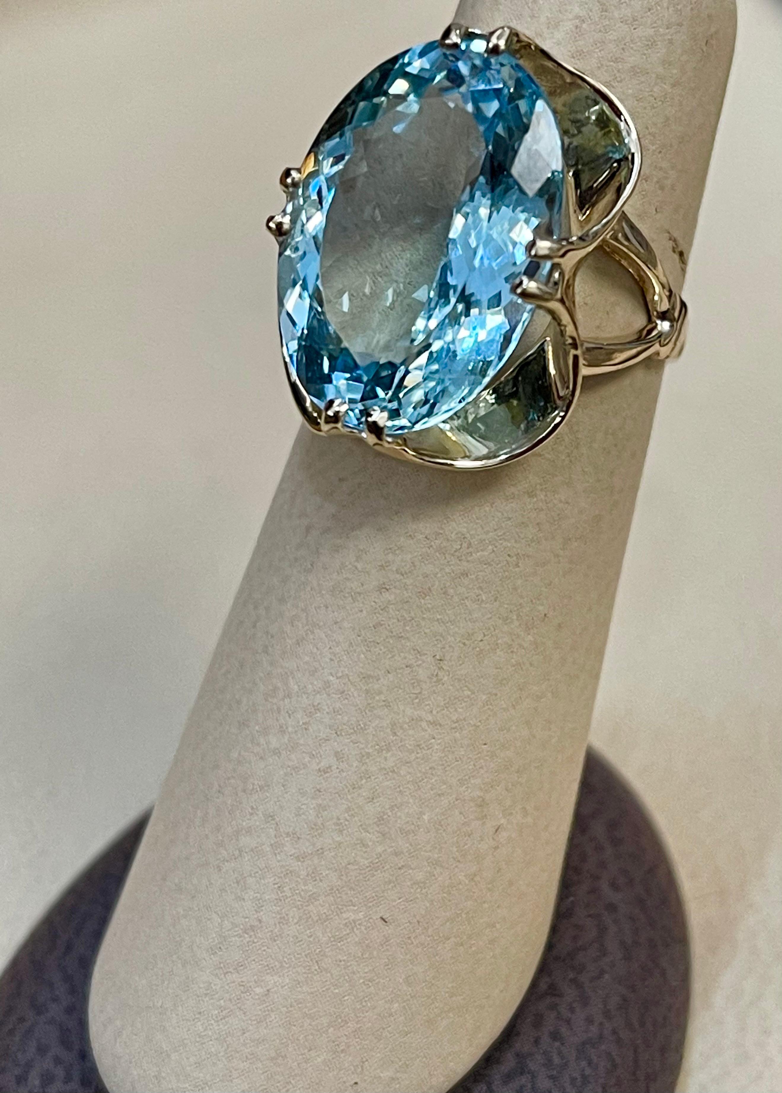12.54 Carat Natural Oval Shape Aquamarine Cocktail Ring 14 Karat Yellow Gold For Sale 2