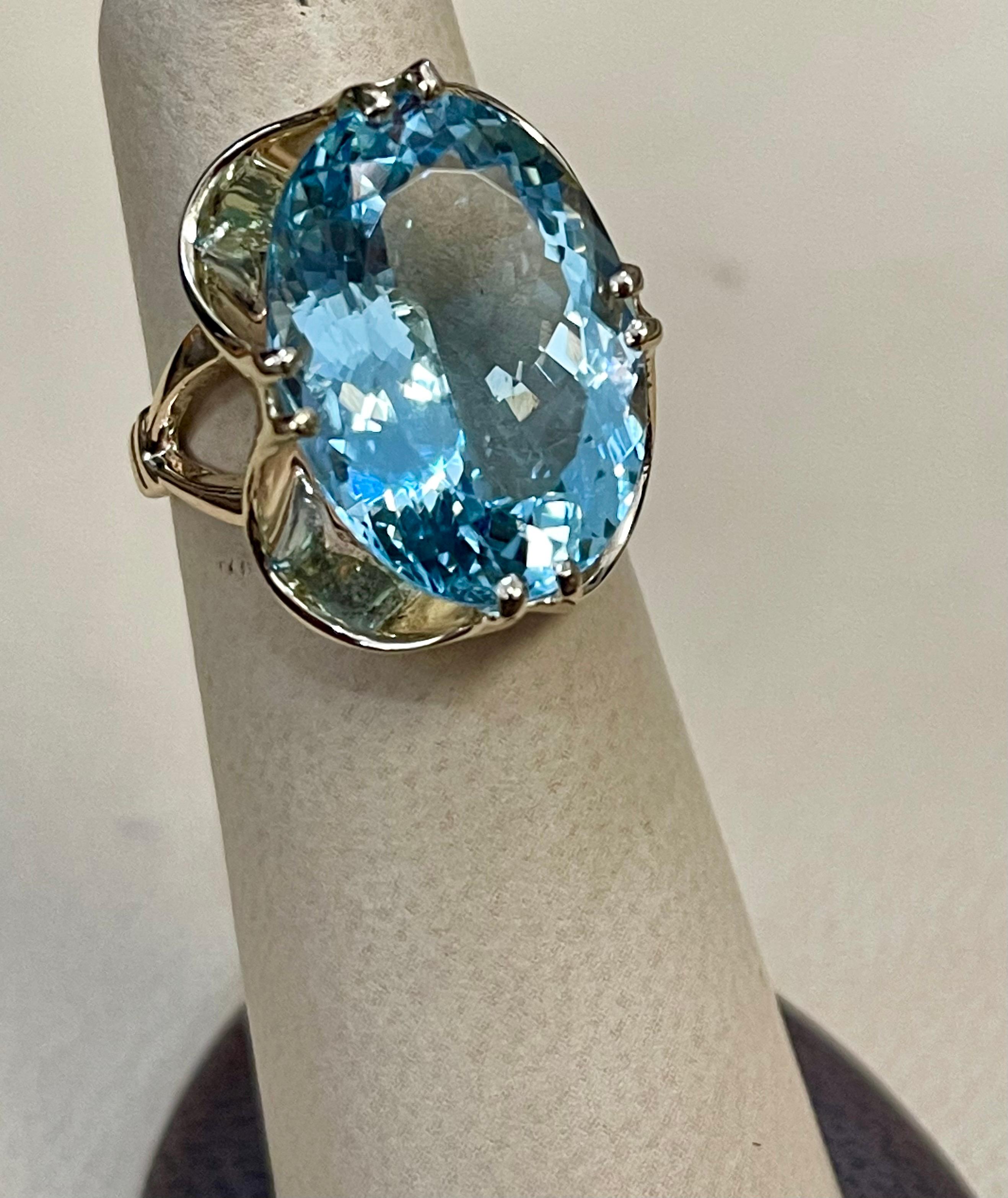 12.54 Carat Natural Oval Shape Aquamarine Cocktail Ring 14 Karat Yellow Gold For Sale 3