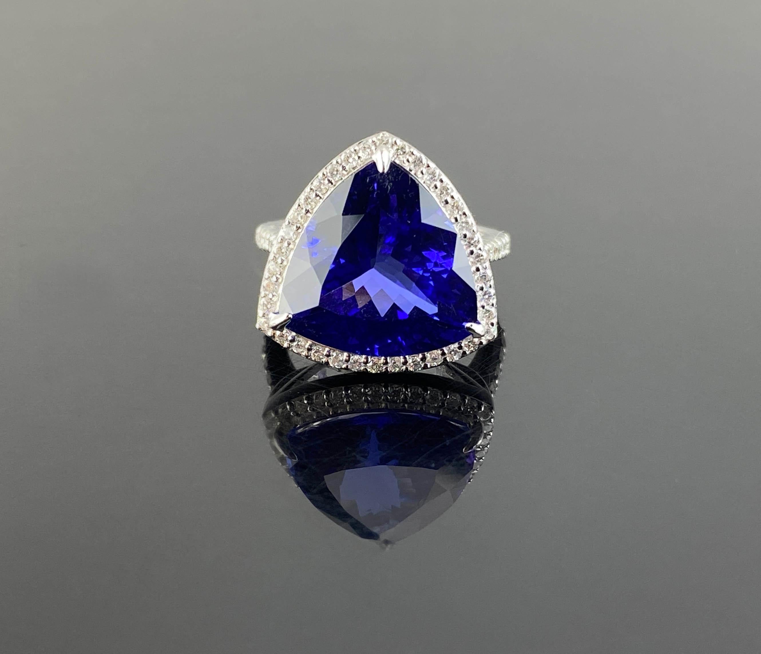 A beautiful Trillion Cut Cocktail Ring featuring a 12.54 Carat Tanzanite and 0.69 Carats of Diamond Accents set in White Gold.
The centre stone Tanzanite is completely transparent, with no inclusions, and the gemstones are all set in 8 grams of 18K