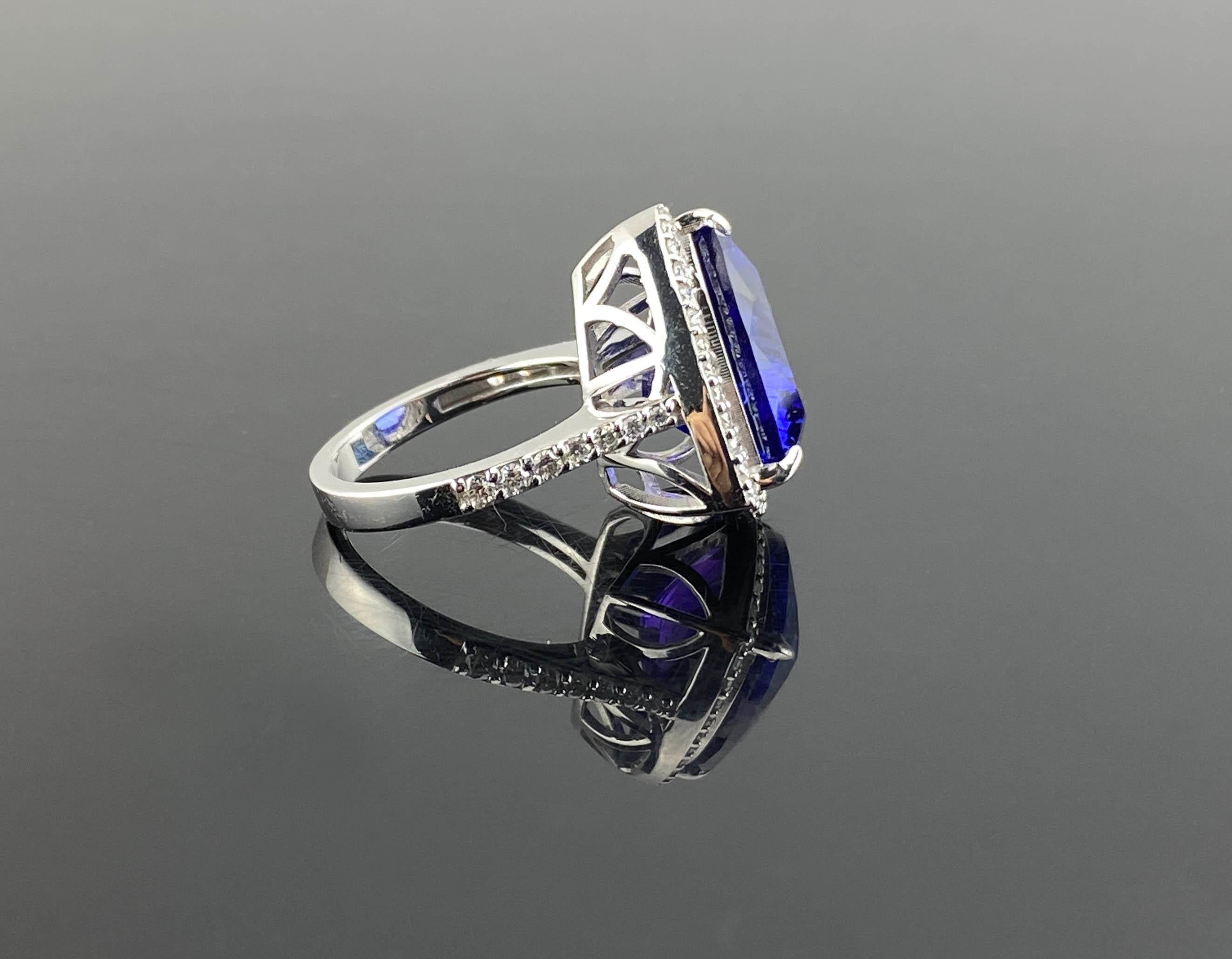 12.54 Carat Trillion Cut Tanzanite and Diamond Cocktail Ring Set in White Gold In New Condition For Sale In Bangkok, Thailand
