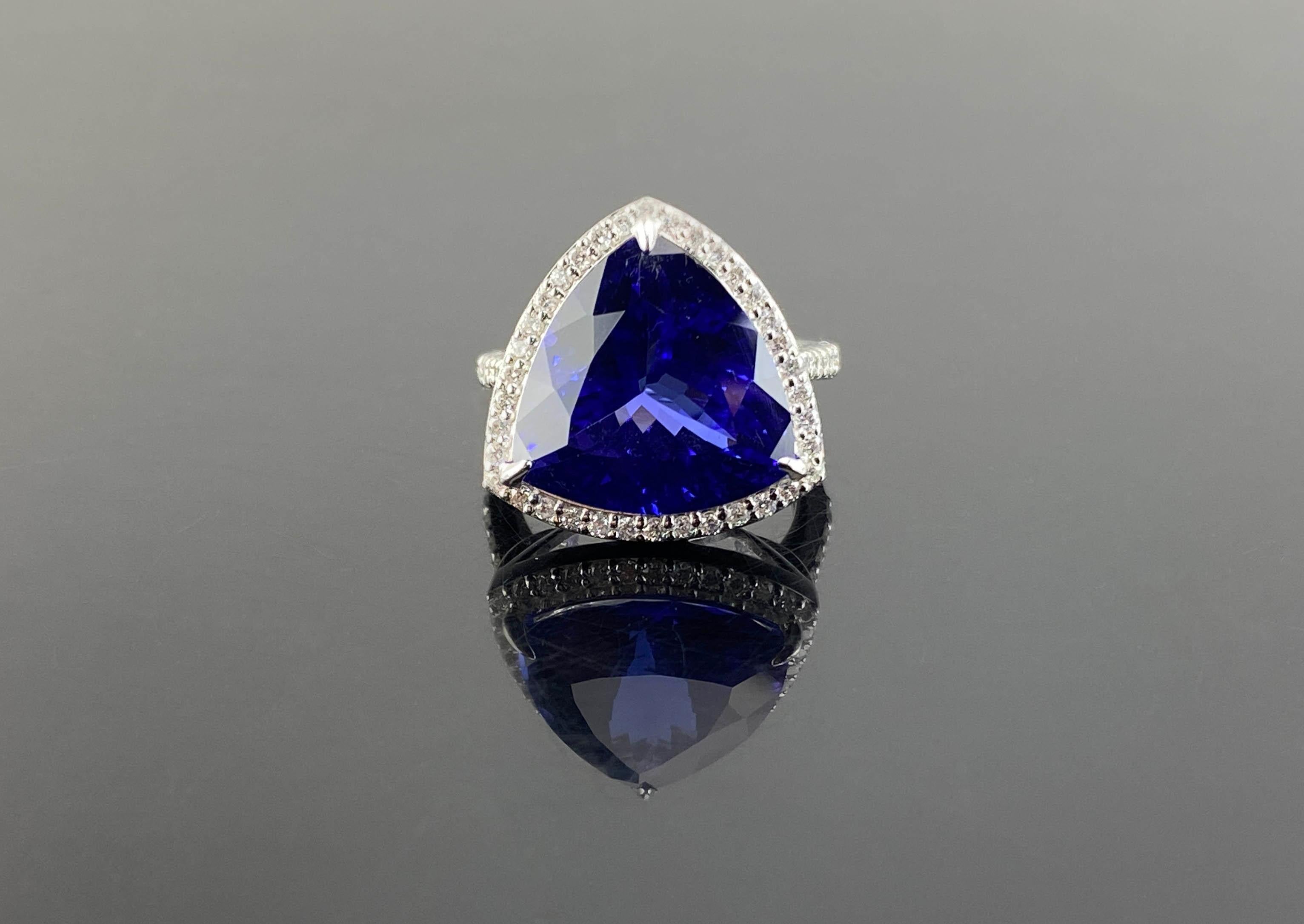 12.54 Carat Trillion Cut Tanzanite and Diamond Cocktail Ring Set in White Gold For Sale 2