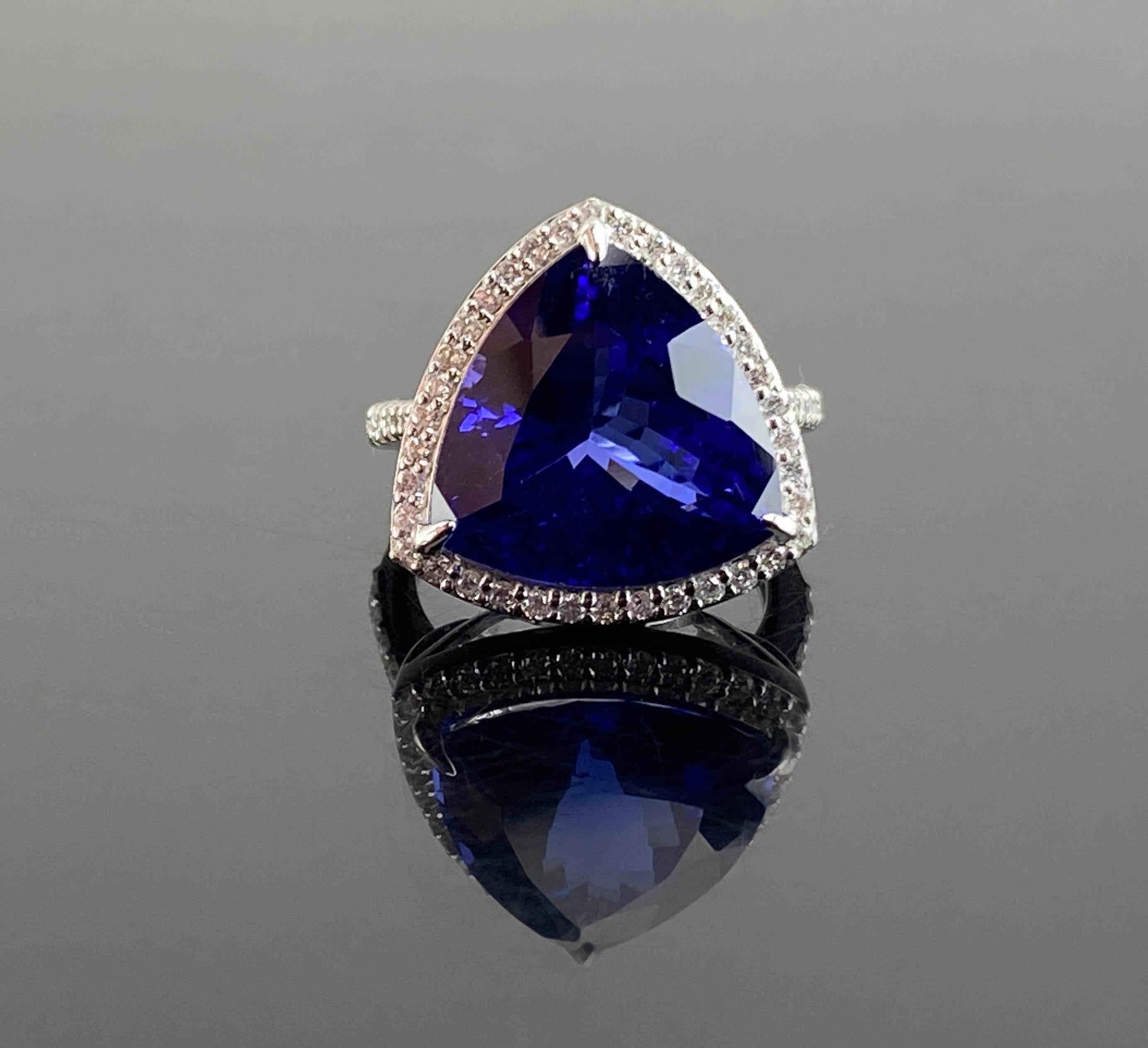 12.54 Carat Trillion Cut Tanzanite and Diamond Cocktail Ring Set in White Gold For Sale 3