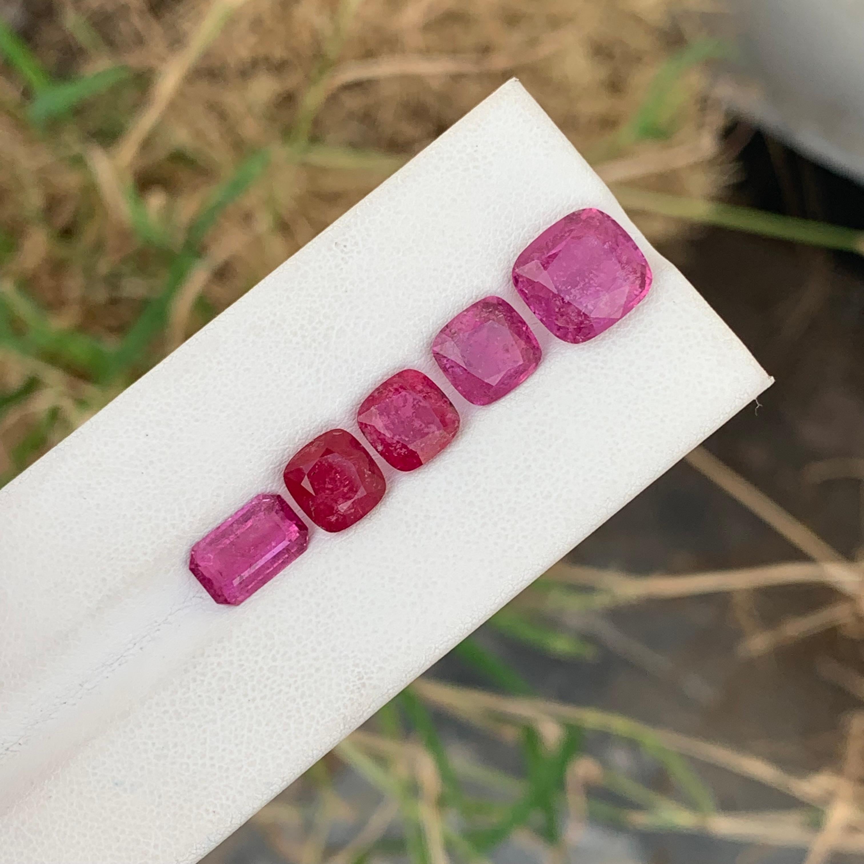 Lotto di tormaline rubellite sfuse 

Peso: 12,55 Carati
Dimensioni: Da 1,80 a 4,45 carati 
Origine: Afghanistan
Colore: rosa
Certificato: Su richiesta
Chiarezza: Incluso 

La tormalina rubellite, spesso considerata la 
