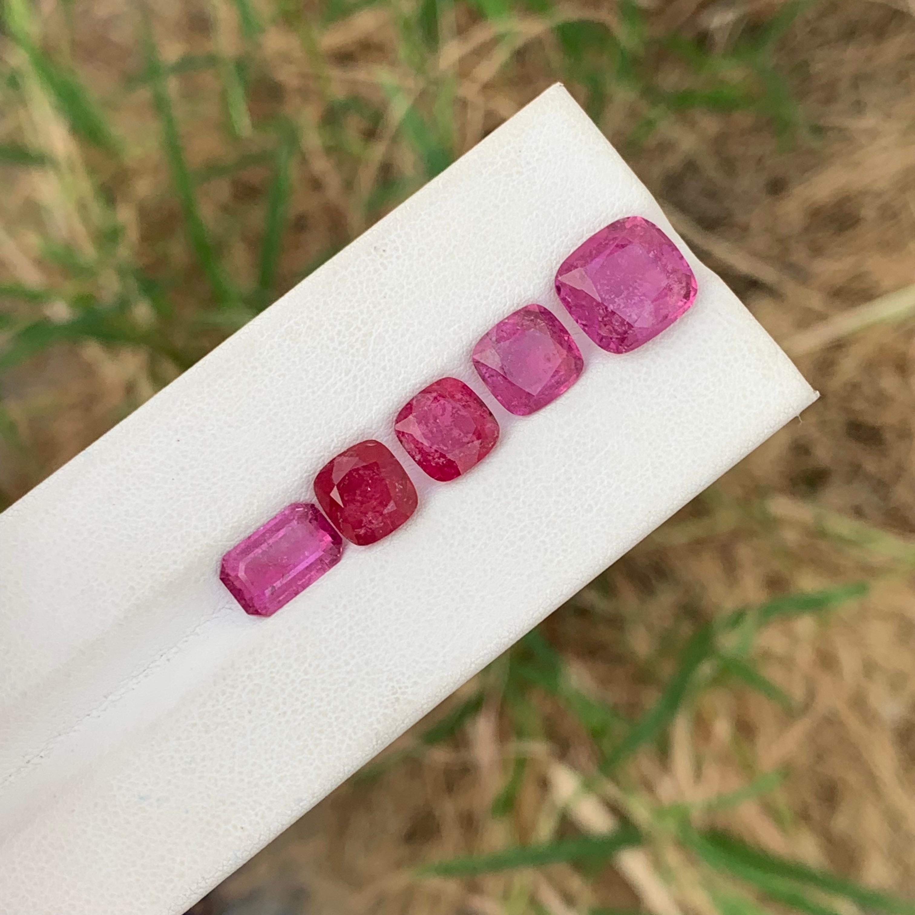 Taglio misto 12,55 Carati di tormalina rubellite sfusa per gioielli in vendita