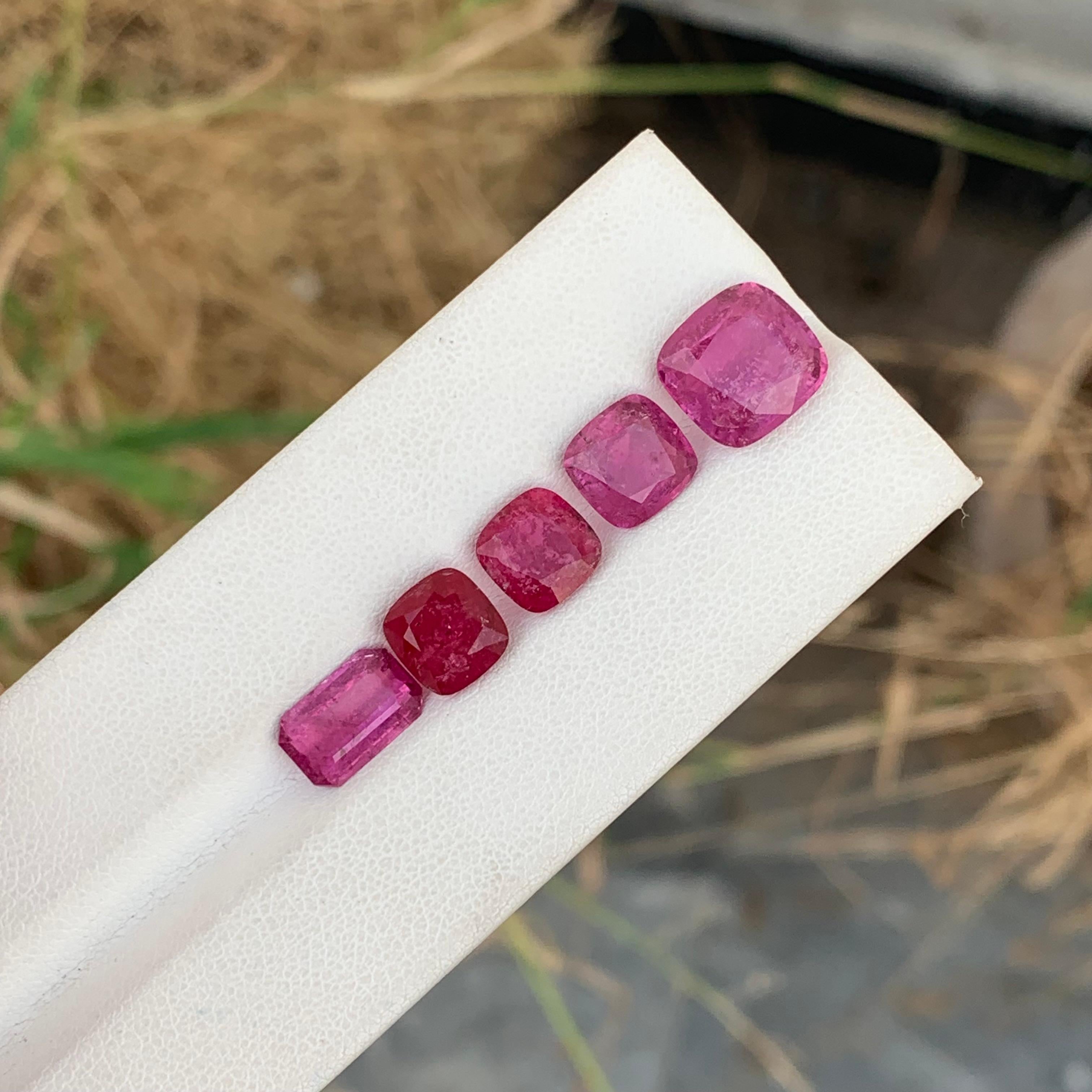 12,55 Carati di tormalina rubellite sfusa per gioielli in vendita 1