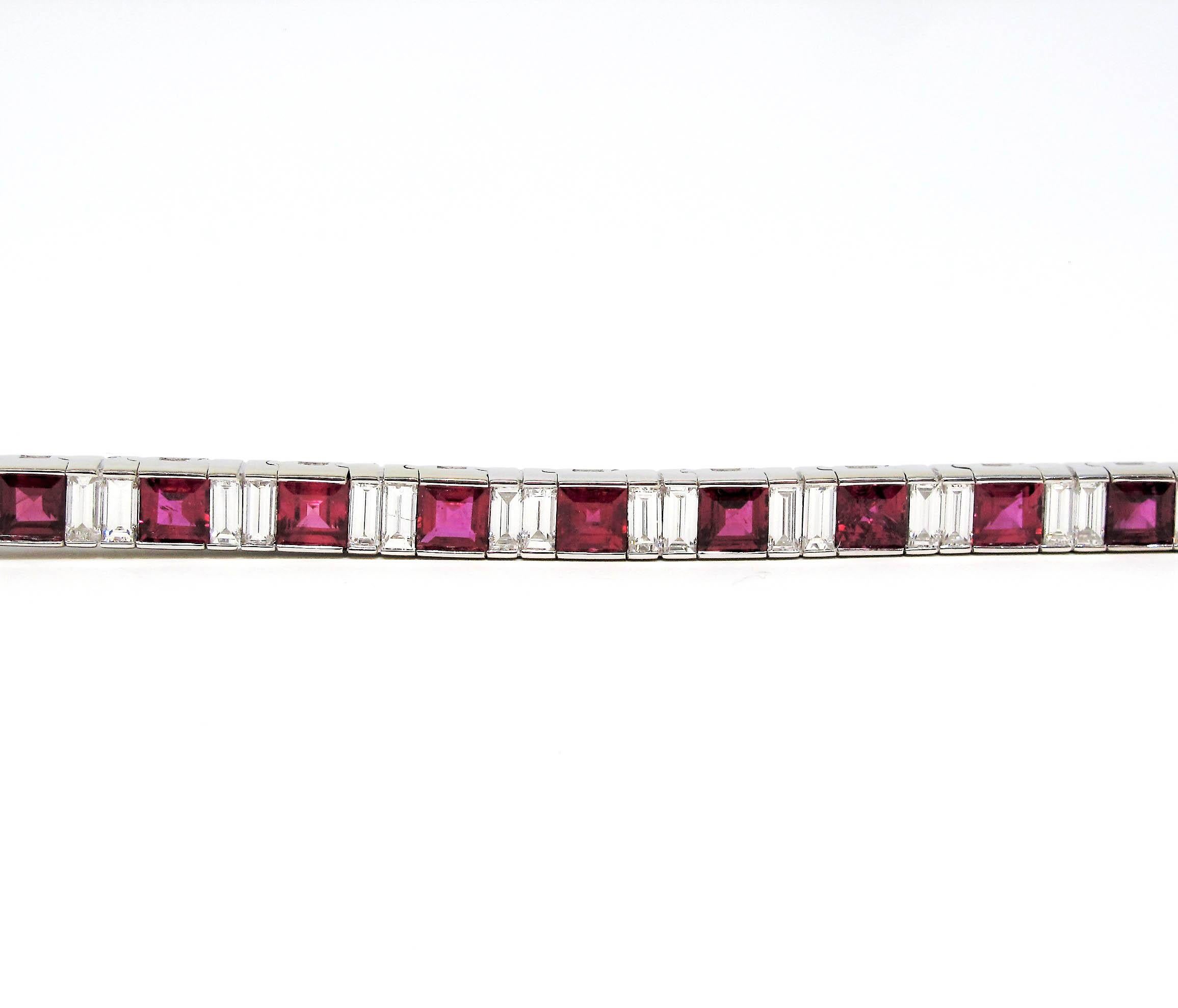 Contemporain Bracelet de tennis en or blanc 18 carats avec rubis princesse et diamants baguettes en vente