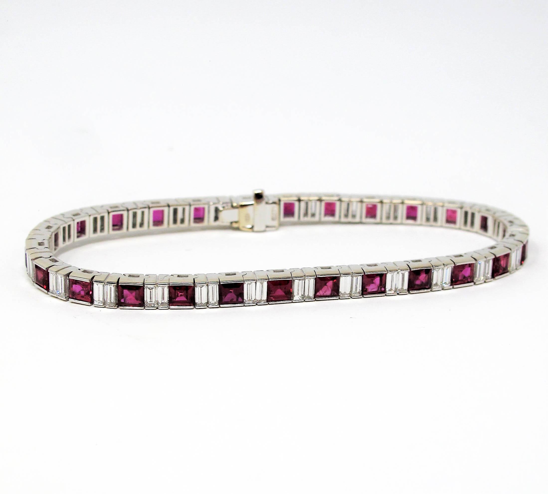 Taille princesse Bracelet de tennis en or blanc 18 carats avec rubis princesse et diamants baguettes en vente