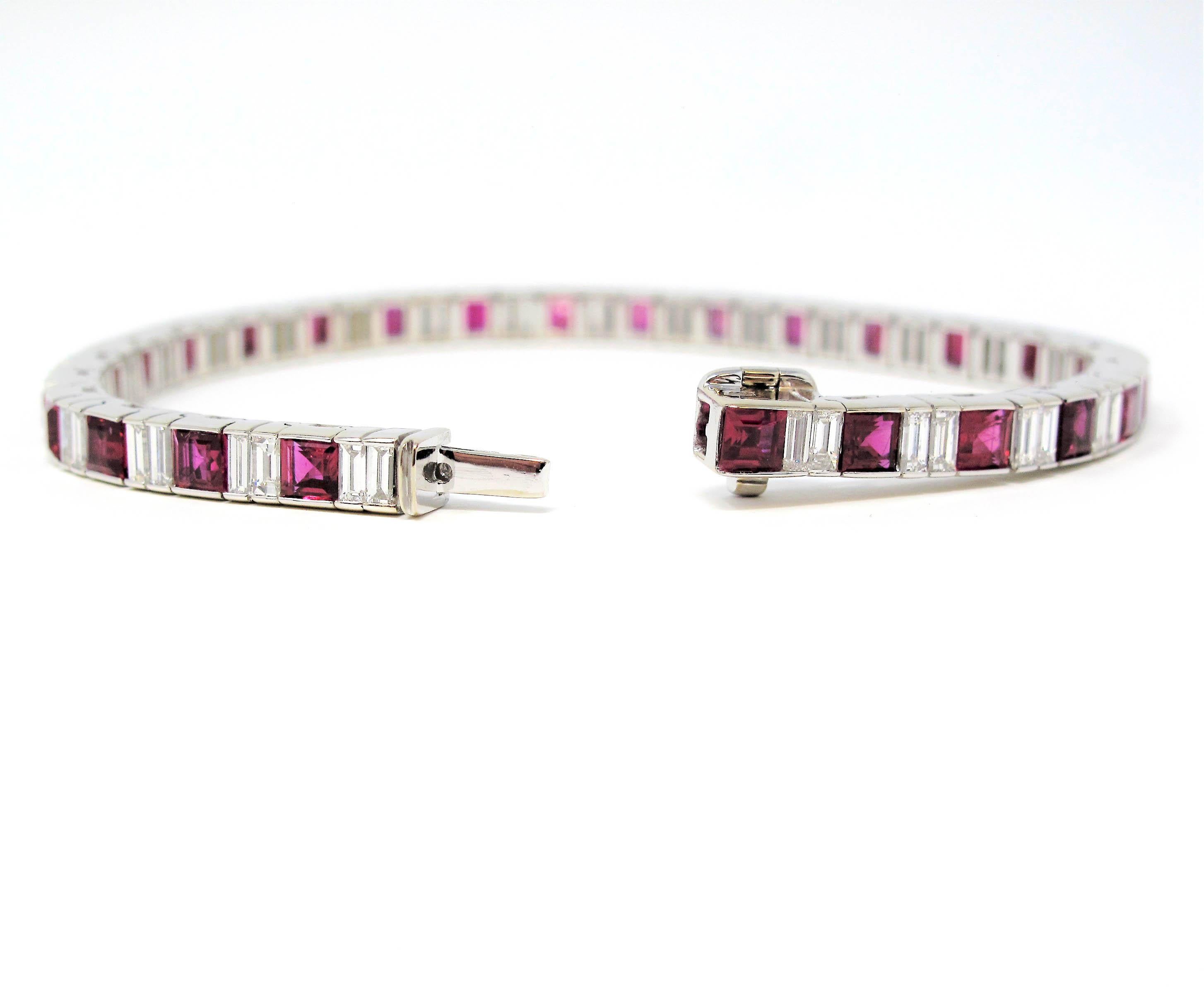 Bracelet de tennis en or blanc 18 carats avec rubis princesse et diamants baguettes en vente 3