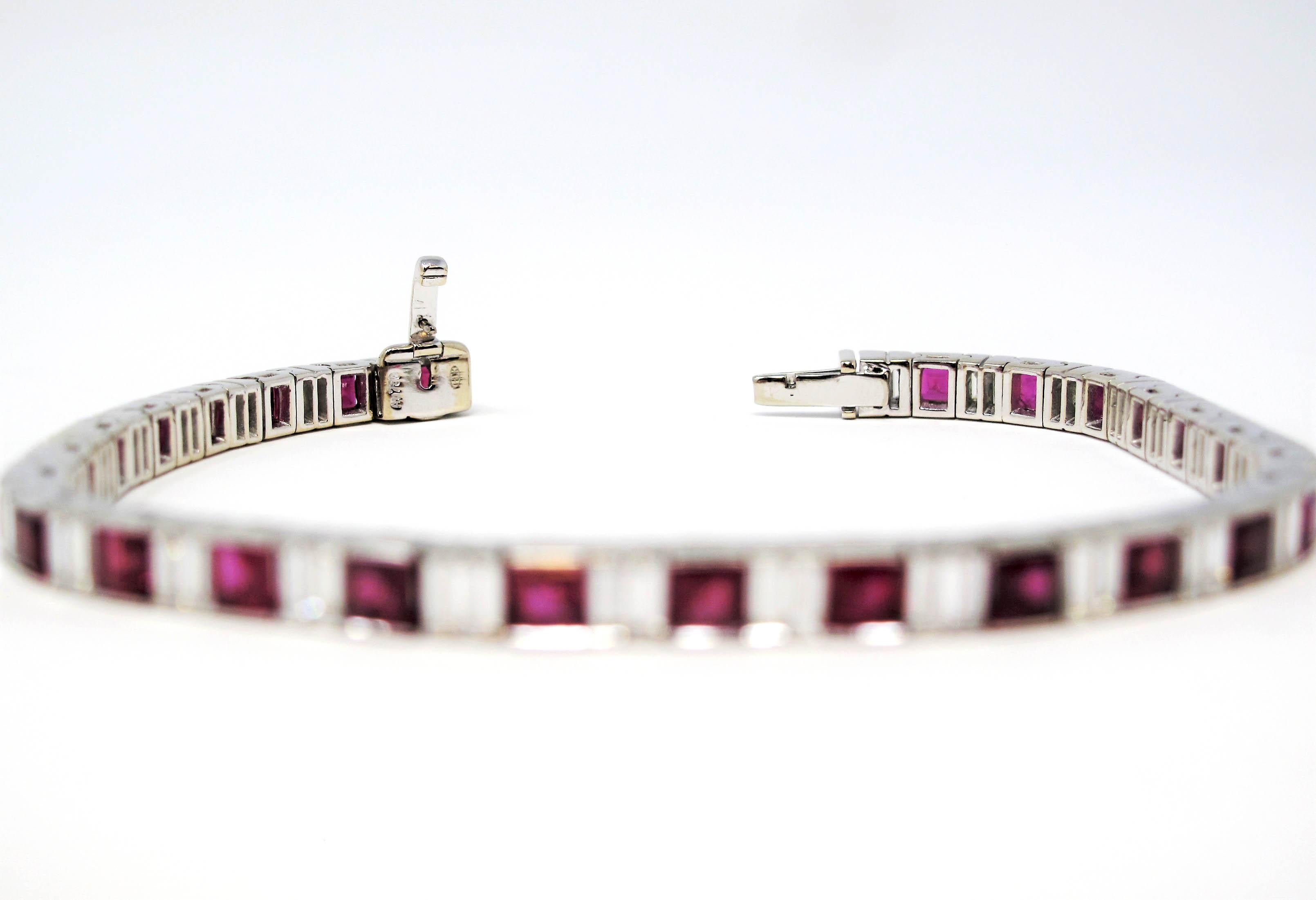 Bracelet de tennis en or blanc 18 carats avec rubis princesse et diamants baguettes en vente 4